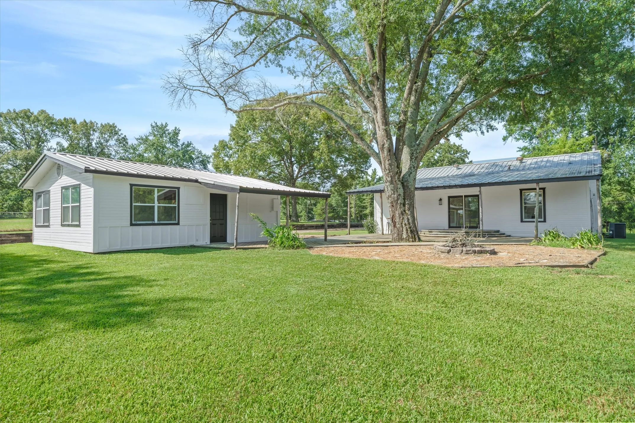 Single Family Residence For Sale in Van Zandt County , 111 VZ County Road 3626, Edgewood, Texas 75117, 3 Bedroom, 1 Bathroom, Garage spaces, 1,444 Sqft, built in 1980, mls#21315154, Real Estate Agent in Edgewood, Homes For Sale in Van Zandt county, Homes For Sale in Edgewood, Realtor in Edgewood Texas, Real Estate Brokerage Independent Realty Texas, Luminita Cordes Realtor