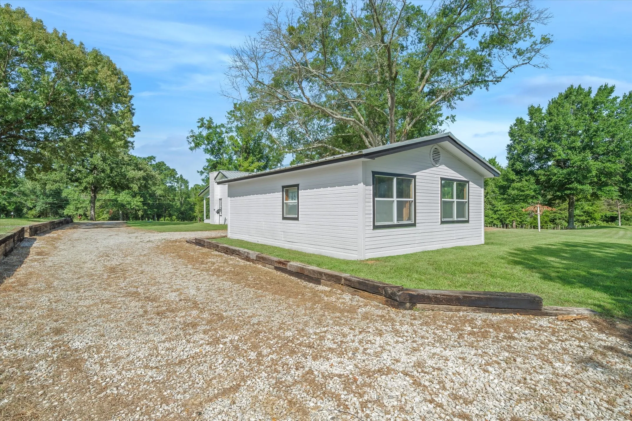 Single Family Residence For Sale in Van Zandt County , 111 VZ County Road 3626, Edgewood, Texas 75117, 3 Bedroom, 1 Bathroom, Garage spaces, 1,444 Sqft, built in 1980, mls#21315154, Real Estate Agent in Edgewood, Homes For Sale in Van Zandt county, Homes For Sale in Edgewood, Realtor in Edgewood Texas, Real Estate Brokerage Independent Realty Texas, Luminita Cordes Realtor