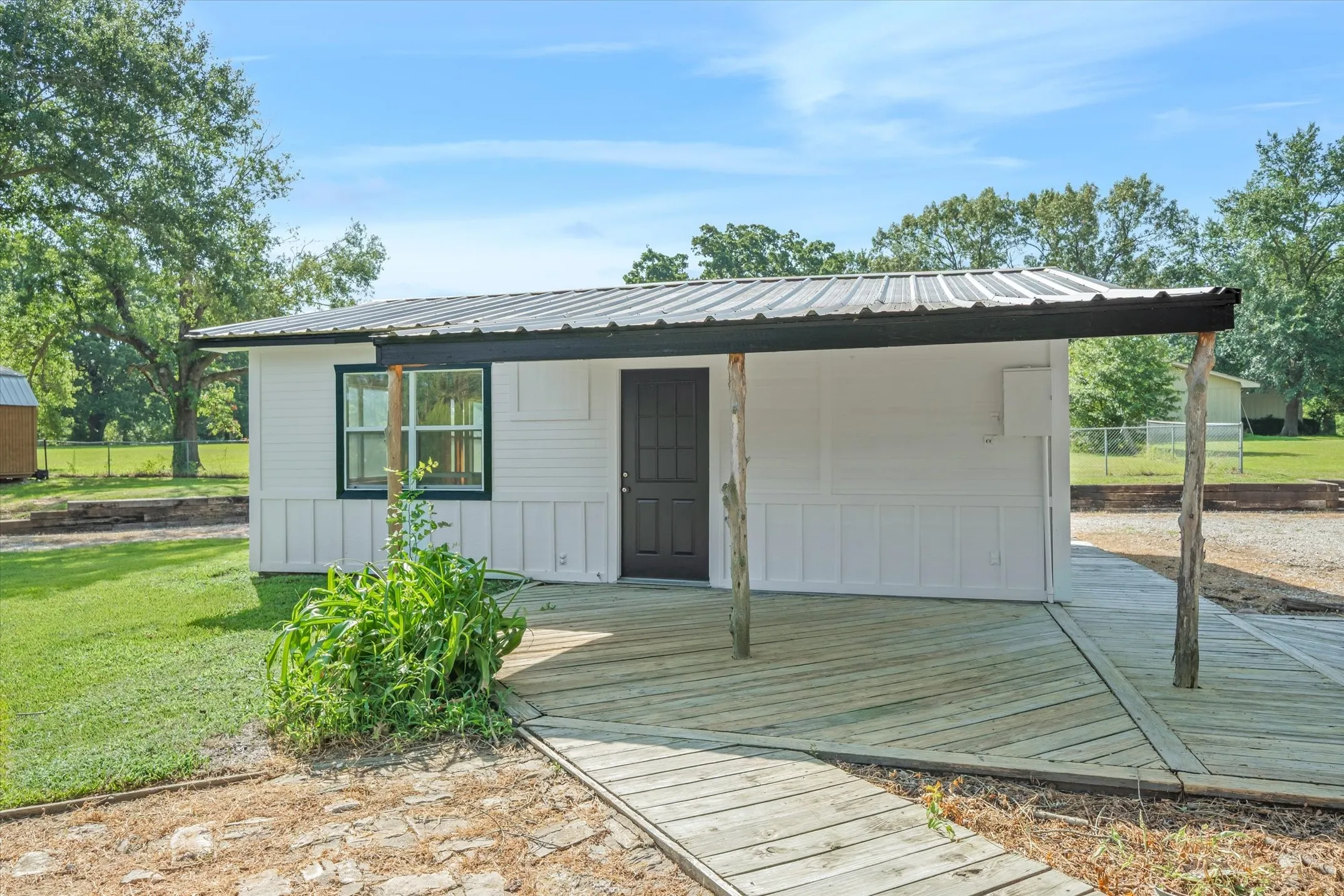 Single Family Residence For Sale in Van Zandt County , 111 VZ County Road 3626, Edgewood, Texas 75117, 3 Bedroom, 1 Bathroom, Garage spaces, 1,444 Sqft, built in 1980, mls#21315154, Real Estate Agent in Edgewood, Homes For Sale in Van Zandt county, Homes For Sale in Edgewood, Realtor in Edgewood Texas, Real Estate Brokerage Independent Realty Texas, Luminita Cordes Realtor