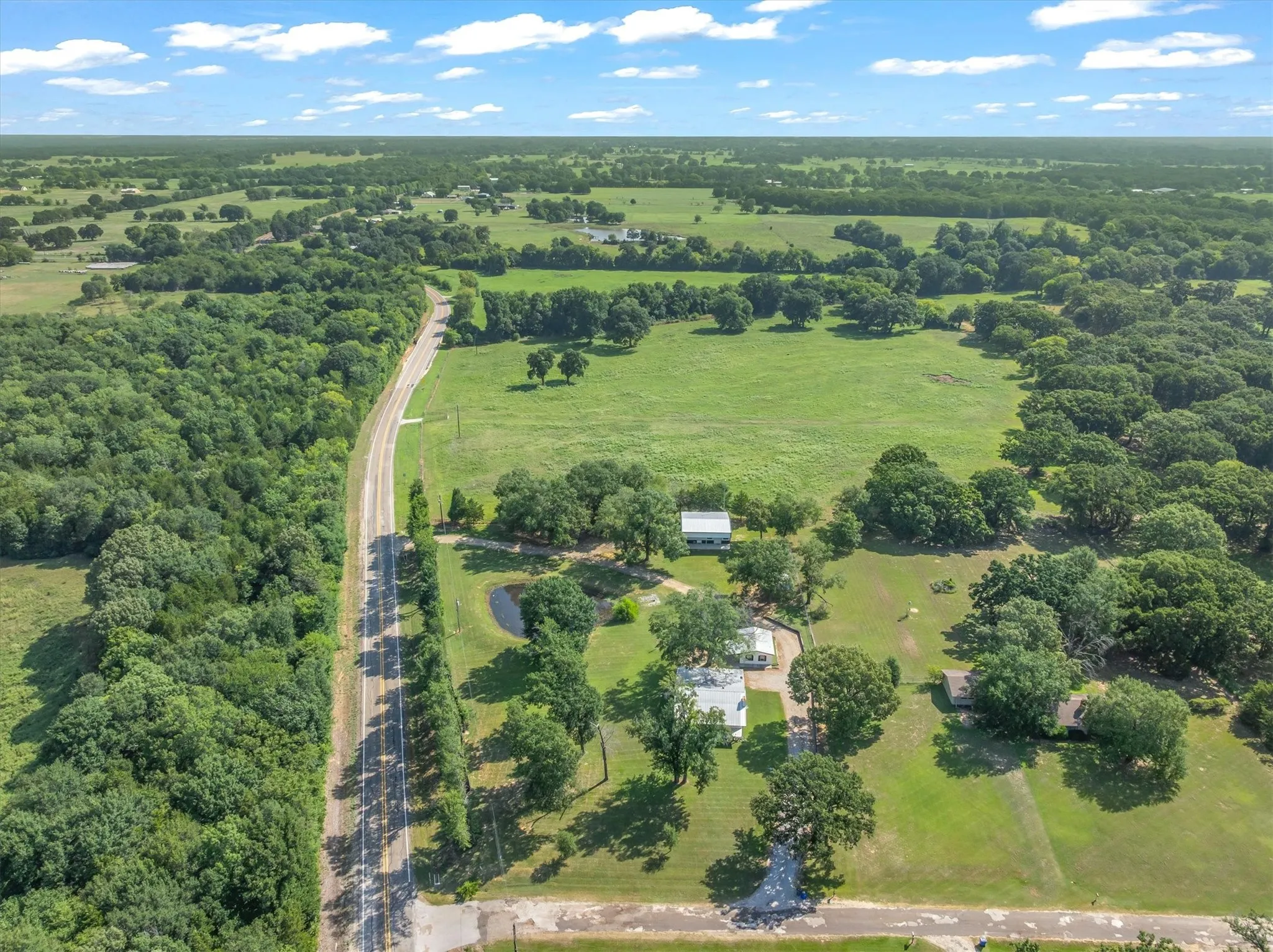 Single Family Residence For Sale in Van Zandt County , 111 VZ County Road 3626, Edgewood, Texas 75117, 3 Bedroom, 1 Bathroom, Garage spaces, 1,444 Sqft, built in 1980, mls#21315154, Real Estate Agent in Edgewood, Homes For Sale in Van Zandt county, Homes For Sale in Edgewood, Realtor in Edgewood Texas, Real Estate Brokerage Independent Realty Texas, Luminita Cordes Realtor
