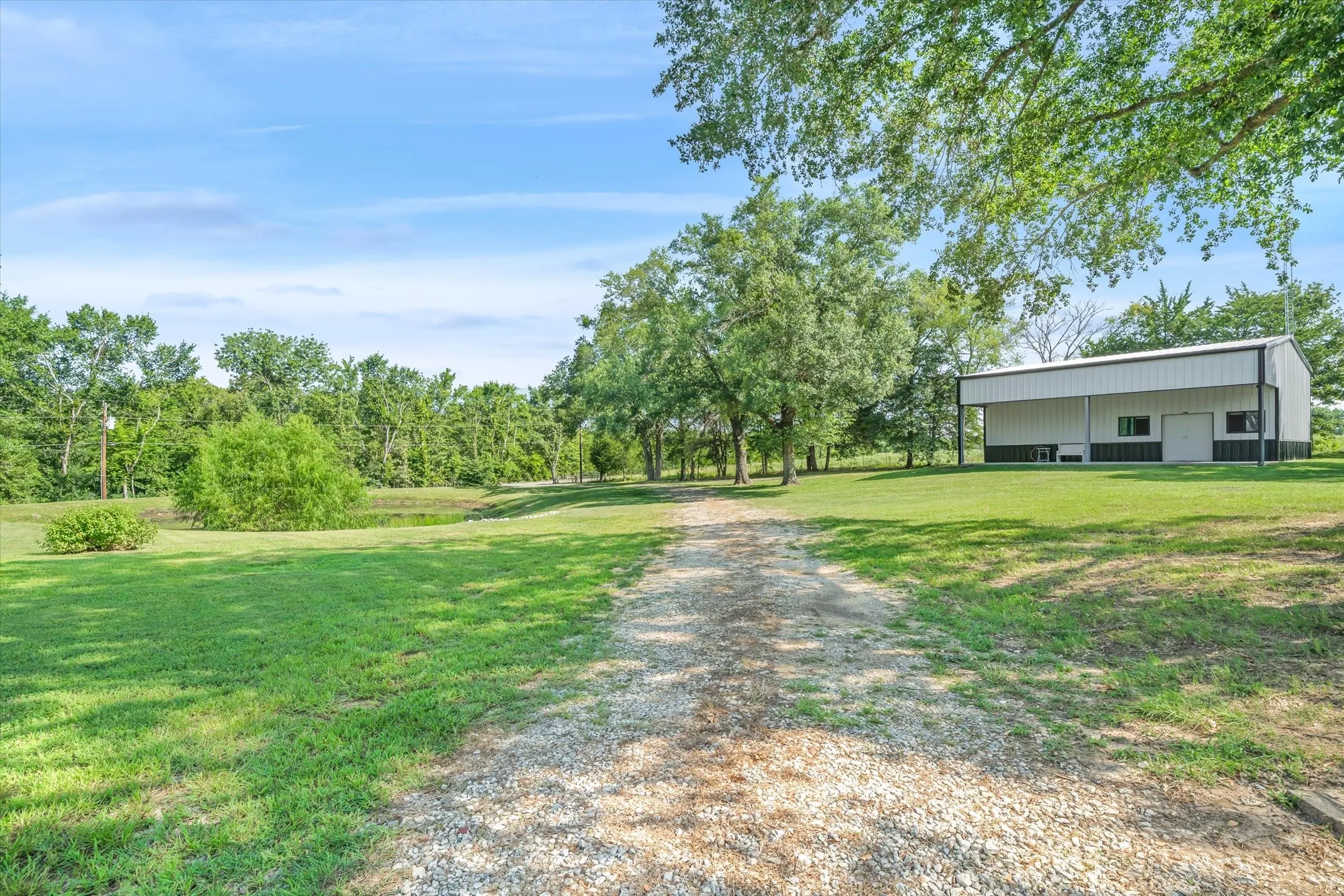 Single Family Residence For Sale in Van Zandt County , 111 VZ County Road 3626, Edgewood, Texas 75117, 3 Bedroom, 1 Bathroom, Garage spaces, 1,444 Sqft, built in 1980, mls#21315154, Real Estate Agent in Edgewood, Homes For Sale in Van Zandt county, Homes For Sale in Edgewood, Realtor in Edgewood Texas, Real Estate Brokerage Independent Realty Texas, Luminita Cordes Realtor