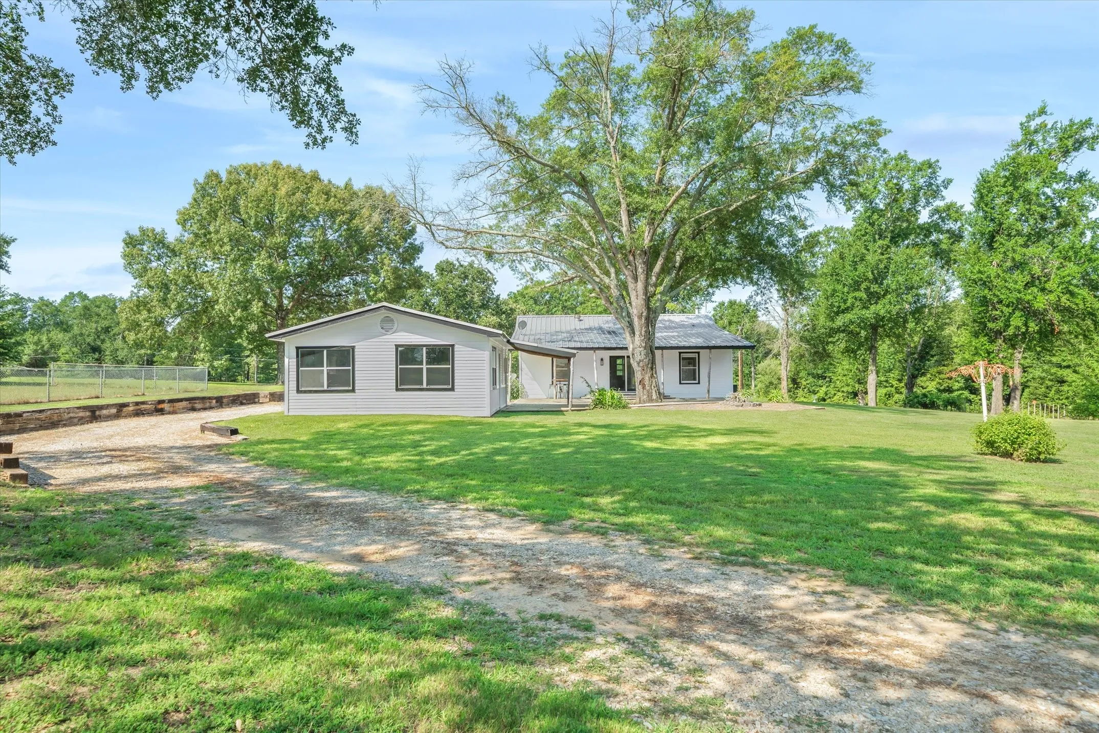 Single Family Residence For Sale in Van Zandt County , 111 VZ County Road 3626, Edgewood, Texas 75117, 3 Bedroom, 1 Bathroom, Garage spaces, 1,444 Sqft, built in 1980, mls#21315154, Real Estate Agent in Edgewood, Homes For Sale in Van Zandt county, Homes For Sale in Edgewood, Realtor in Edgewood Texas, Real Estate Brokerage Independent Realty Texas, Luminita Cordes Realtor