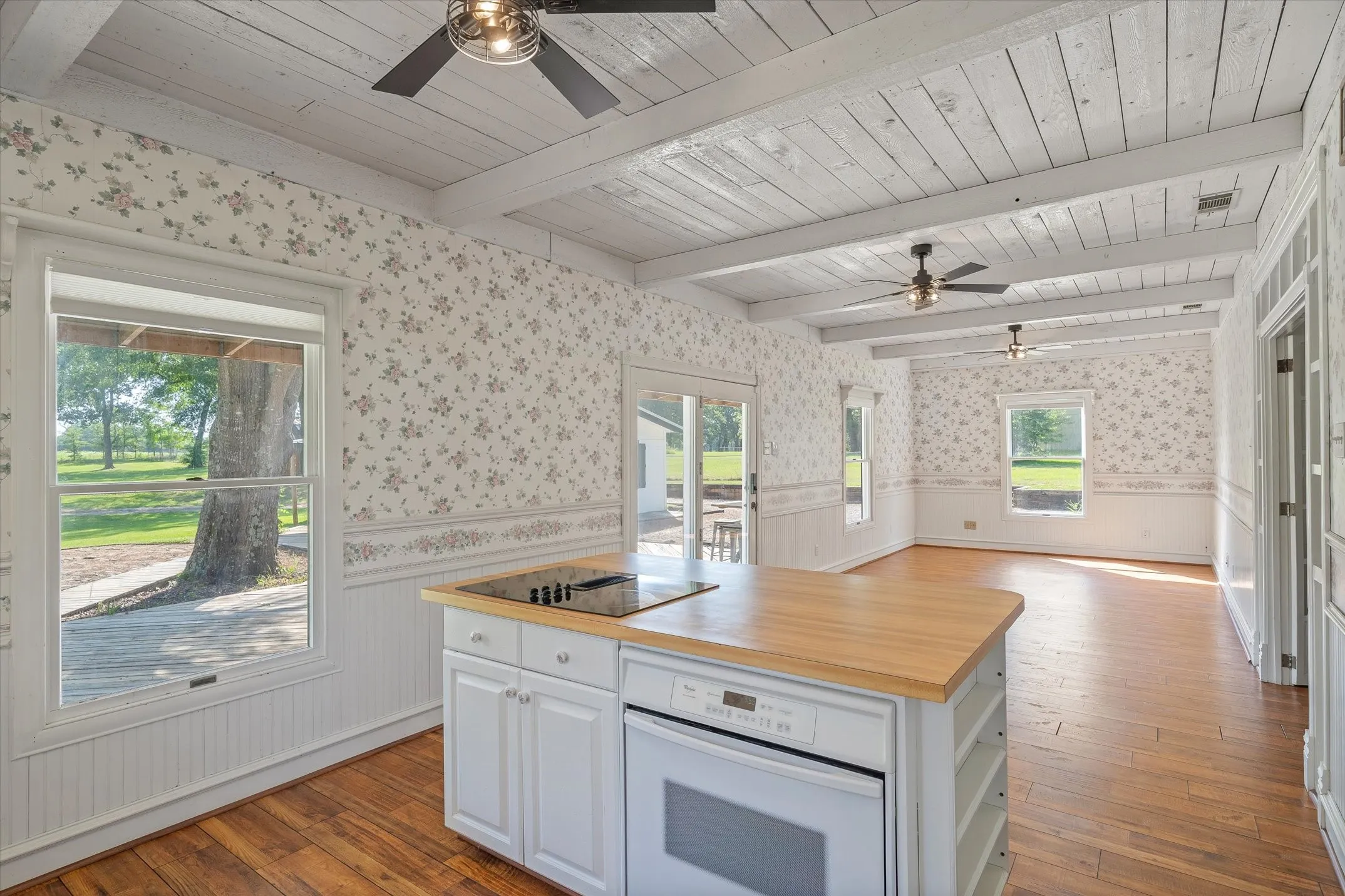 Single Family Residence For Sale in Van Zandt County , 111 VZ County Road 3626, Edgewood, Texas 75117, 3 Bedroom, 1 Bathroom, Garage spaces, 1,444 Sqft, built in 1980, mls#21315154, Real Estate Agent in Edgewood, Homes For Sale in Van Zandt county, Homes For Sale in Edgewood, Realtor in Edgewood Texas, Real Estate Brokerage Independent Realty Texas, Luminita Cordes Realtor