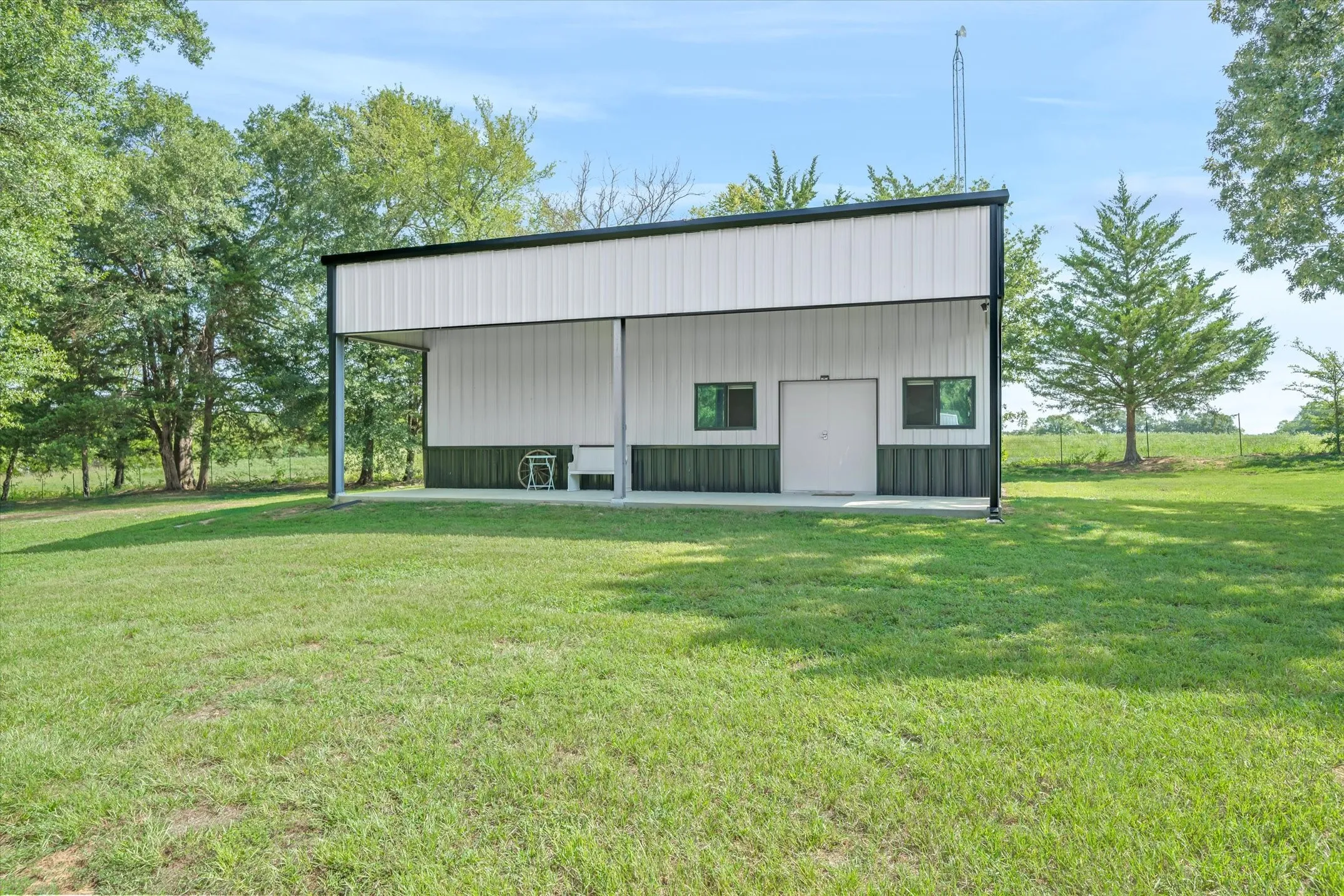 Single Family Residence For Sale in Van Zandt County , 111 VZ County Road 3626, Edgewood, Texas 75117, 3 Bedroom, 1 Bathroom, Garage spaces, 1,444 Sqft, built in 1980, mls#21315154, Real Estate Agent in Edgewood, Homes For Sale in Van Zandt county, Homes For Sale in Edgewood, Realtor in Edgewood Texas, Real Estate Brokerage Independent Realty Texas, Luminita Cordes Realtor