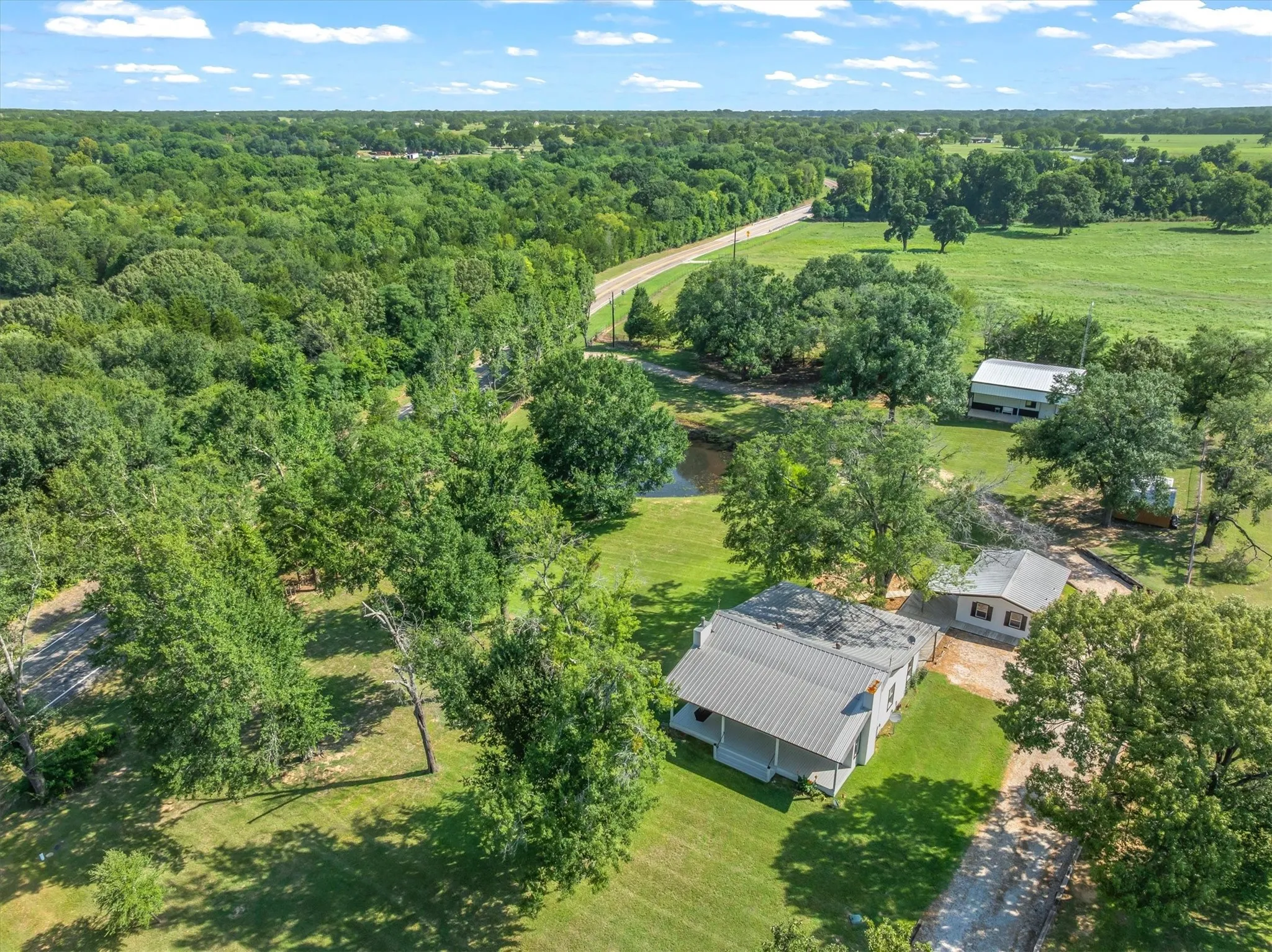Single Family Residence For Sale in Van Zandt County , 111 VZ County Road 3626, Edgewood, Texas 75117, 3 Bedroom, 1 Bathroom, Garage spaces, 1,444 Sqft, built in 1980, mls#21315154, Real Estate Agent in Edgewood, Homes For Sale in Van Zandt county, Homes For Sale in Edgewood, Realtor in Edgewood Texas, Real Estate Brokerage Independent Realty Texas, Luminita Cordes Realtor