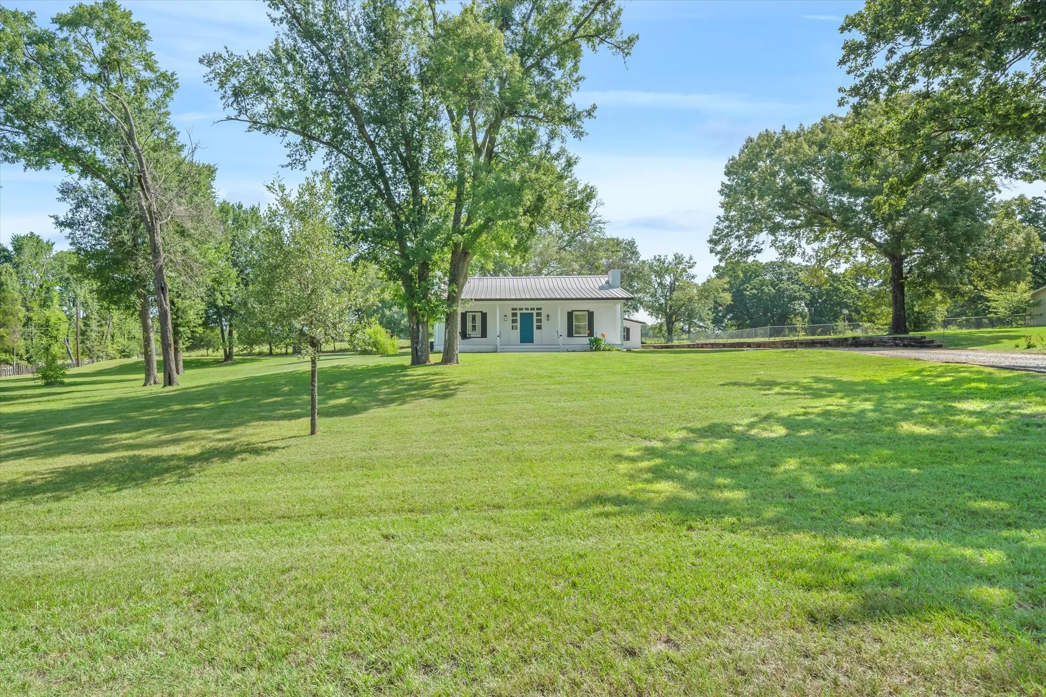 Single Family Residence For Sale in Van Zandt County , 111 VZ County Road 3626, Edgewood, Texas 75117, 3 Bedroom, 1 Bathroom, Garage spaces, 1,444 Sqft, built in 1980, mls#21315154, Real Estate Agent in Edgewood, Homes For Sale in Van Zandt county, Homes For Sale in Edgewood, Realtor in Edgewood Texas, Real Estate Brokerage Independent Realty Texas, Luminita Cordes Realtor