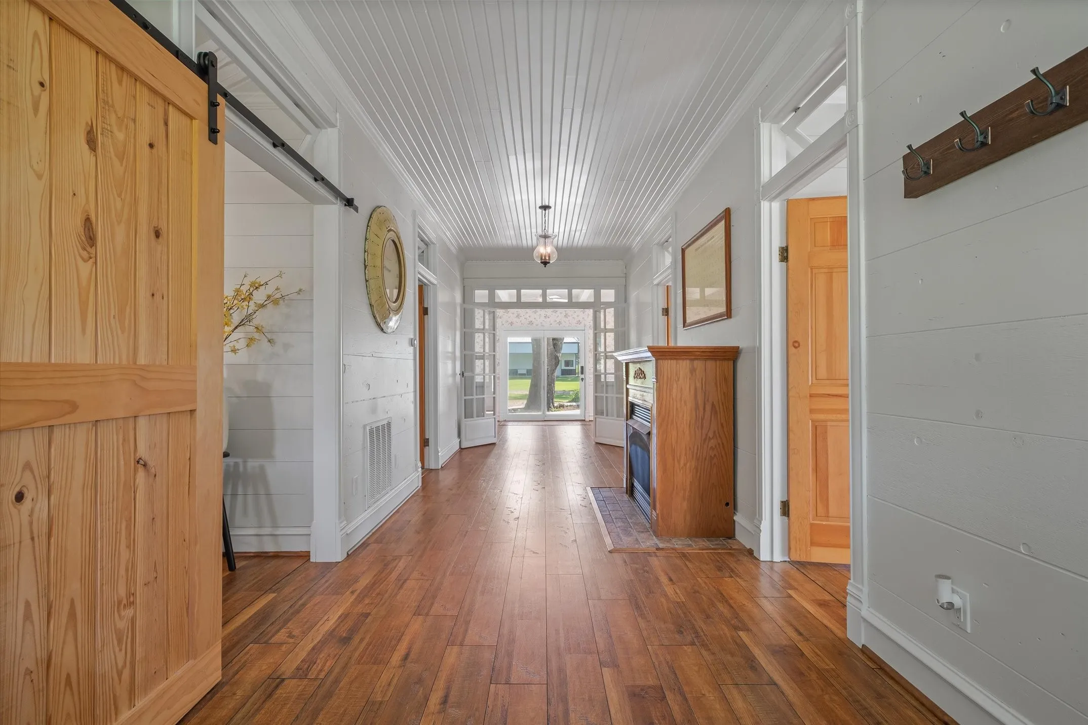 Single Family Residence For Sale in Van Zandt County , 111 VZ County Road 3626, Edgewood, Texas 75117, 3 Bedroom, 1 Bathroom, Garage spaces, 1,444 Sqft, built in 1980, mls#21315154, Real Estate Agent in Edgewood, Homes For Sale in Van Zandt county, Homes For Sale in Edgewood, Realtor in Edgewood Texas, Real Estate Brokerage Independent Realty Texas, Luminita Cordes Realtor