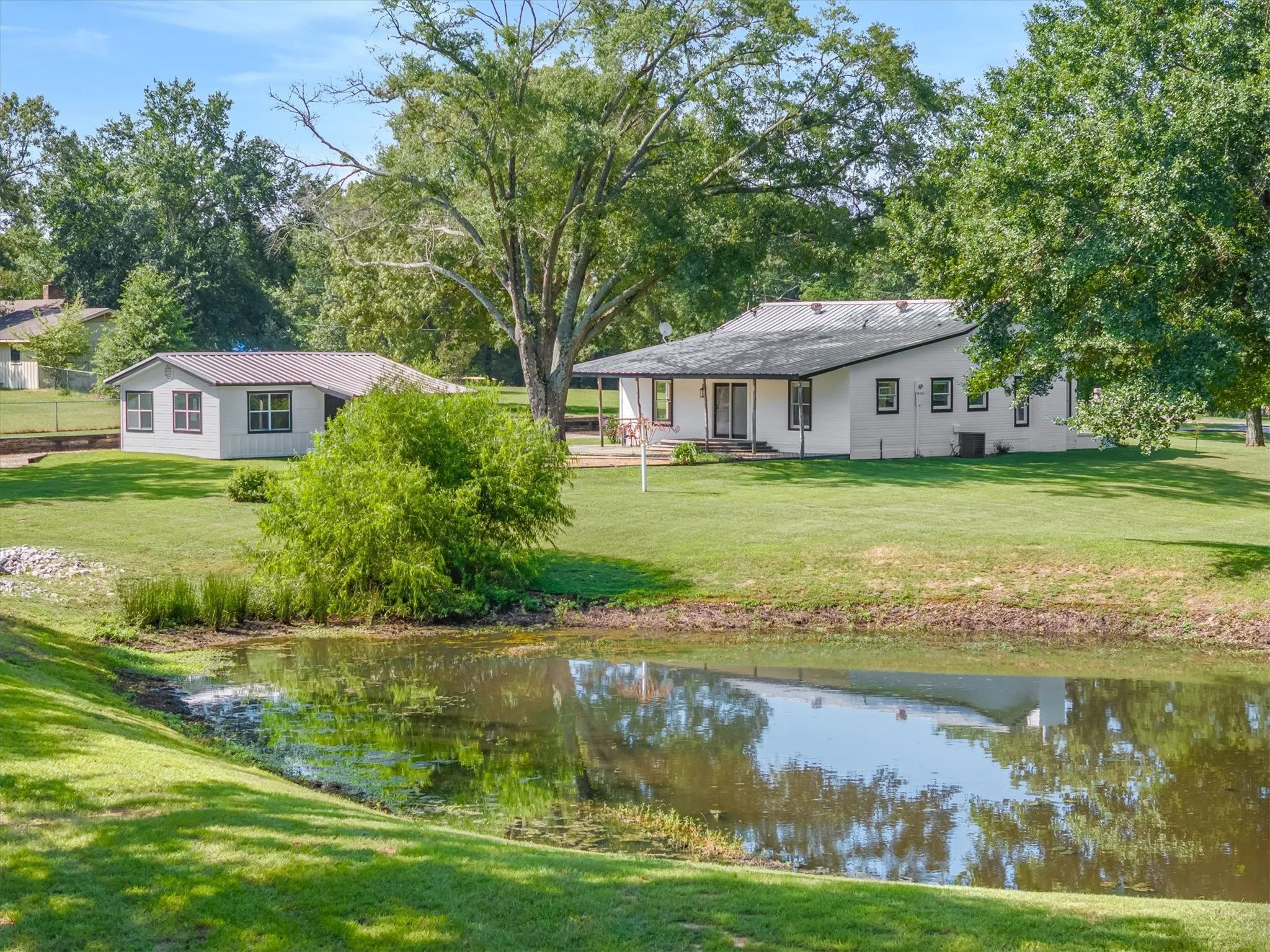 Single Family Residence For Sale in Van Zandt County , 111 VZ County Road 3626, Edgewood, Texas 75117, 3 Bedroom, 1 Bathroom, Garage spaces, 1,444 Sqft, built in 1980, mls#21315154, Real Estate Agent in Edgewood, Homes For Sale in Van Zandt county, Homes For Sale in Edgewood, Realtor in Edgewood Texas, Real Estate Brokerage Independent Realty Texas, Luminita Cordes Realtor