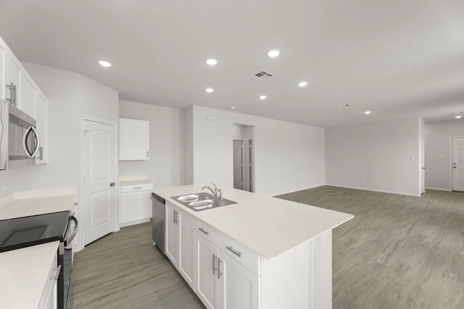 17. 1609 Potomac - Kitchen (4)