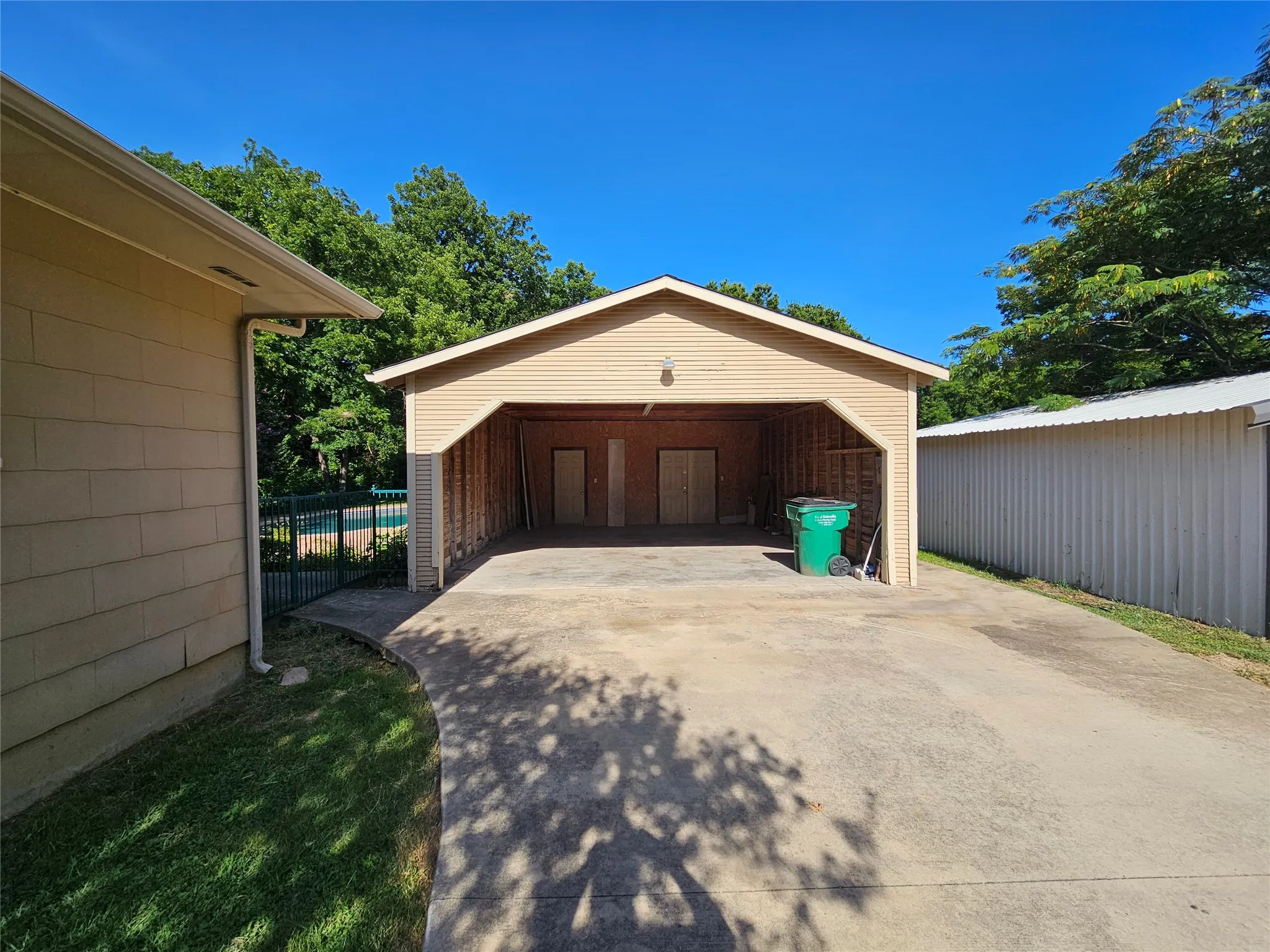 Single Family Residence For Sale in Cooke County , 726 S Lindsay Street, Gainesville, Texas 76240, 2 Bedrooms, 2 Bathrooms, Garage spaces, 2,204 Sqft, built in 1930, Price $268,000, mls#21341072, Real Estate Agent in Gainesville, Homes For Sale in Cooke county, Homes For Sale in Gainesville, Realtor in Gainesville Texas, Real Estate Brokerage Independent Realty Texas, Luminita Cordes Realtor