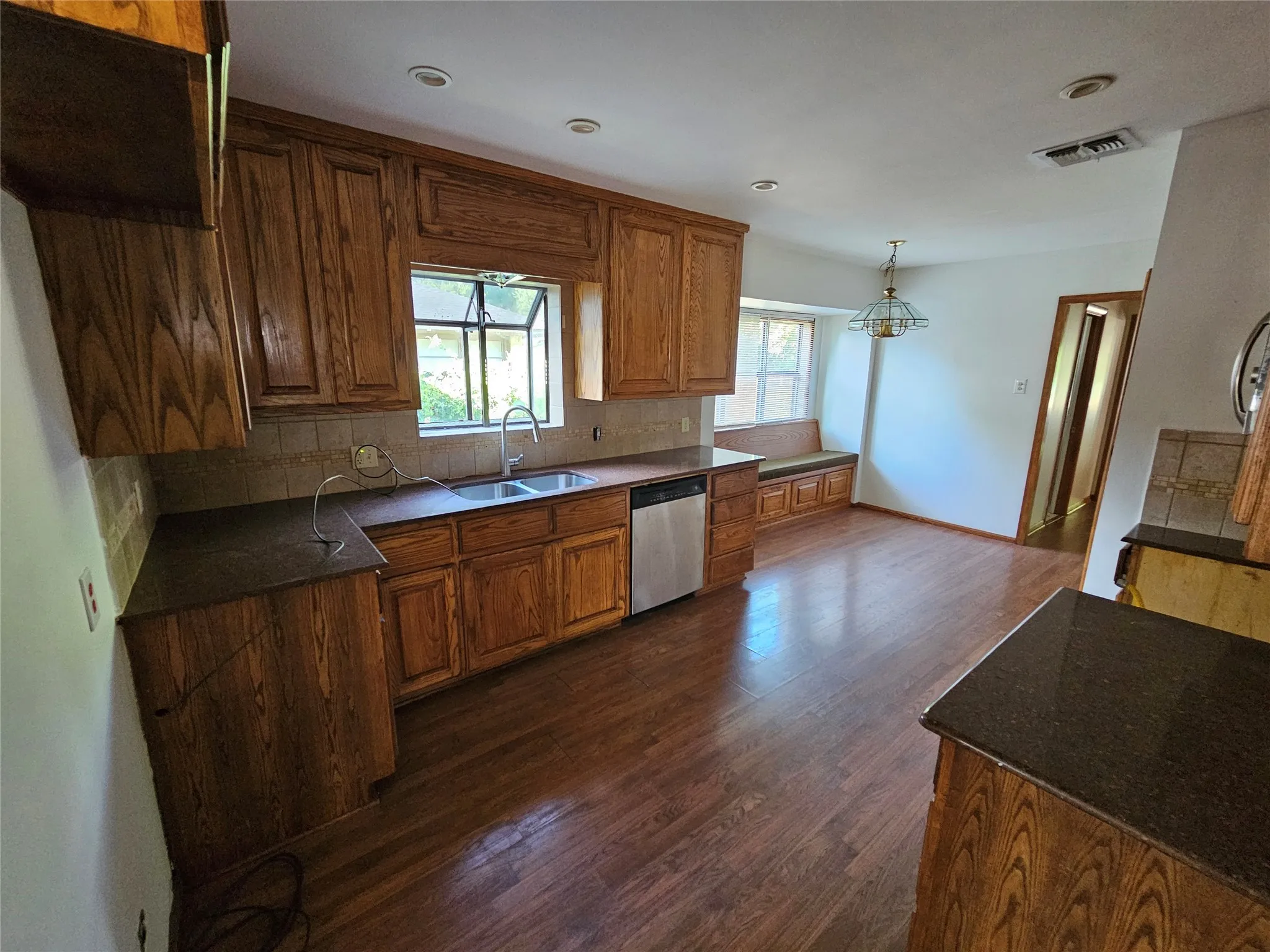 Single Family Residence For Sale in Cooke County , 726 S Lindsay Street, Gainesville, Texas 76240, 2 Bedrooms, 2 Bathrooms, Garage spaces, 2,204 Sqft, built in 1930, Price $268,000, mls#21341072, Real Estate Agent in Gainesville, Homes For Sale in Cooke county, Homes For Sale in Gainesville, Realtor in Gainesville Texas, Real Estate Brokerage Independent Realty Texas, Luminita Cordes Realtor
