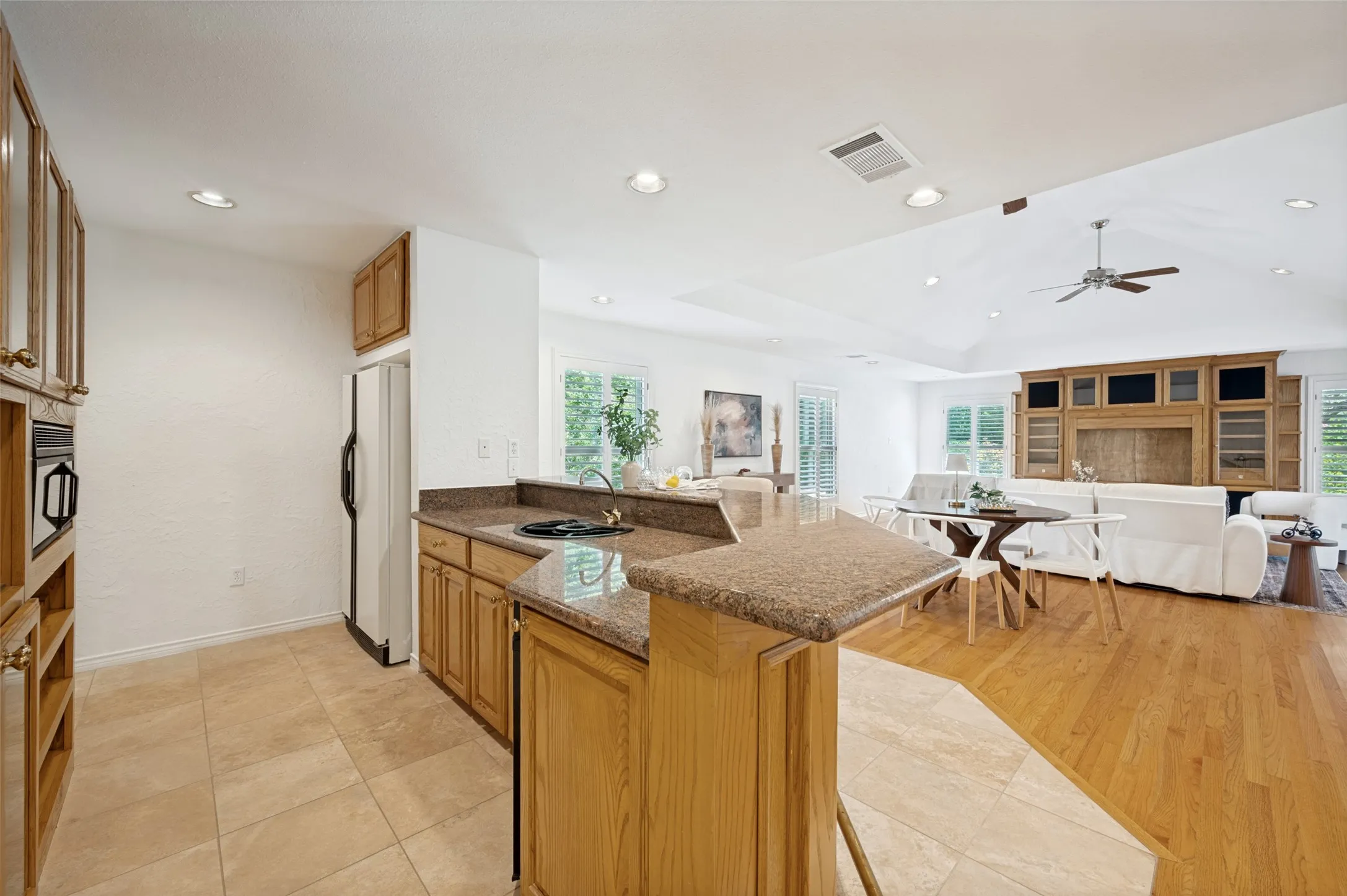 Single Family Residence For Sale in Collin County , 337 Ridgebriar Drive, Richardson, Texas 75080, 3 Bedroom, 3 Bathroom, 2 Garage spaces, 3,213 Sqft, built in 1972, mls#21334619, Real Estate Agent in Richardson, Homes For Sale in Collin county, Homes For Sale in Richardson, Realtor in Richardson Texas, Real Estate Brokerage Independent Realty Texas, Luminita Cordes Realtor