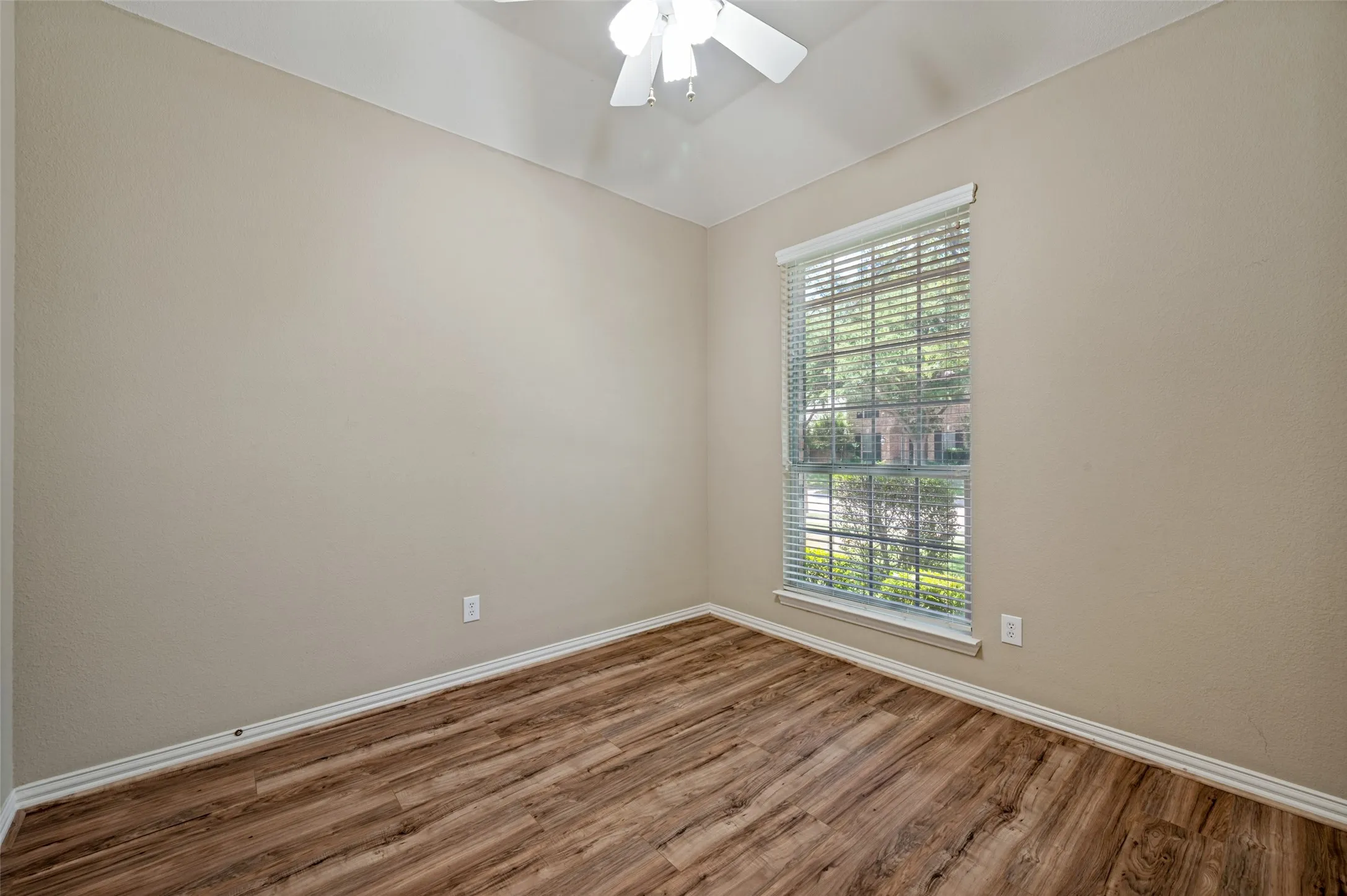 Single Family Residence For Sale in Collin County , 4582 ROCK CREEK Lane, Frisco, Texas 75034, 3 Bedroom, 2 Bathroom, 2 Garage spaces, 1,967 Sqft, built in 2004, mls#21335758, Real Estate Agent in Frisco, Homes For Sale in Collin county, Homes For Sale in Frisco, Realtor in Frisco Texas, Real Estate Brokerage Independent Realty Texas, Luminita Cordes Realtor