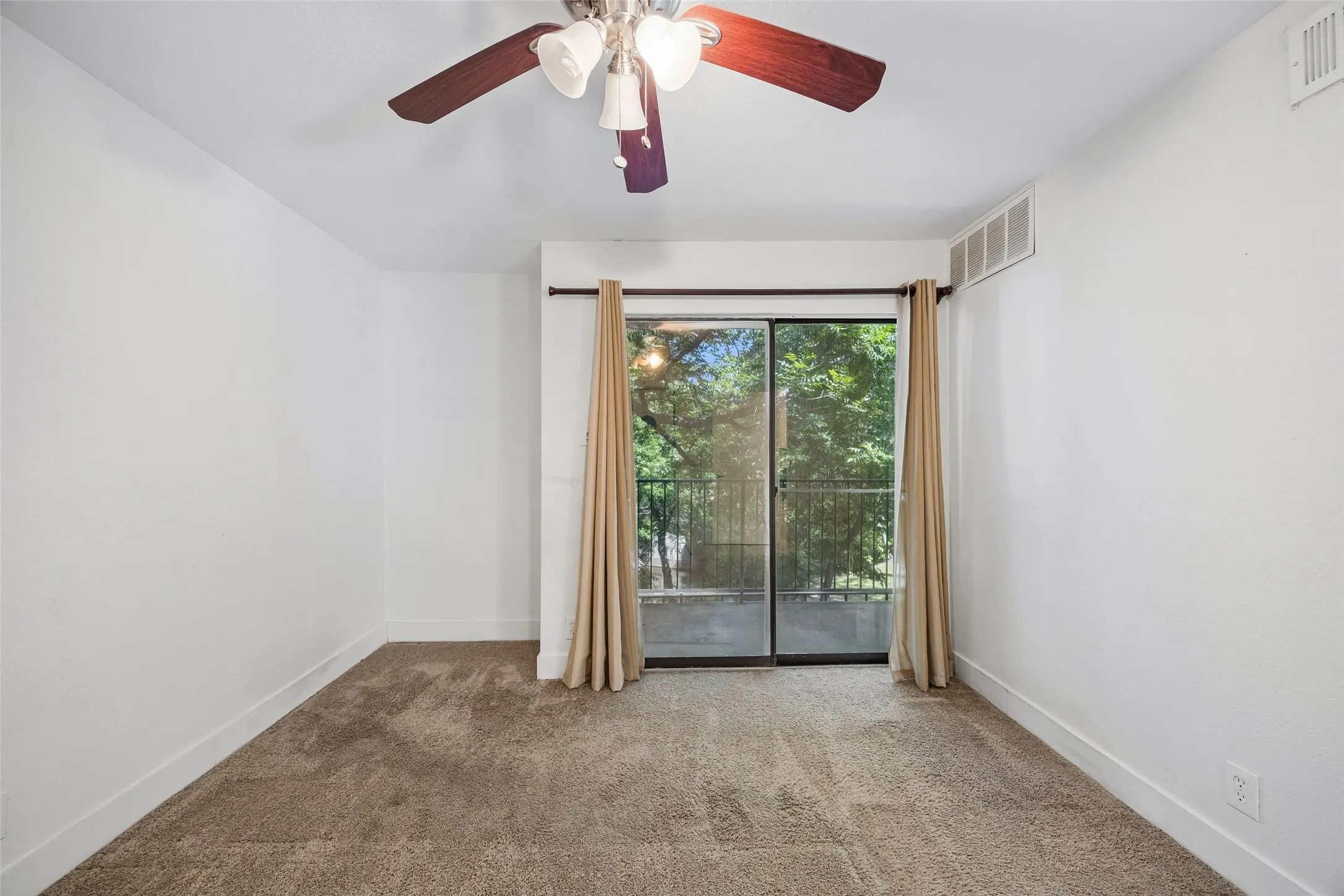 Condominium For Sale in Dallas County , 4777 Cedar Springs Road 3E, Dallas, Texas 75219, 2 Bedroom, 2 Bathroom, 2 Garage spaces, 1,015 Sqft, built in 1983, mls#21329472, Real Estate Agent in Dallas, Homes For Sale in Dallas county, Homes For Sale in Dallas, Realtor in Dallas Texas, Real Estate Brokerage Independent Realty Texas, Luminita Cordes Realtor