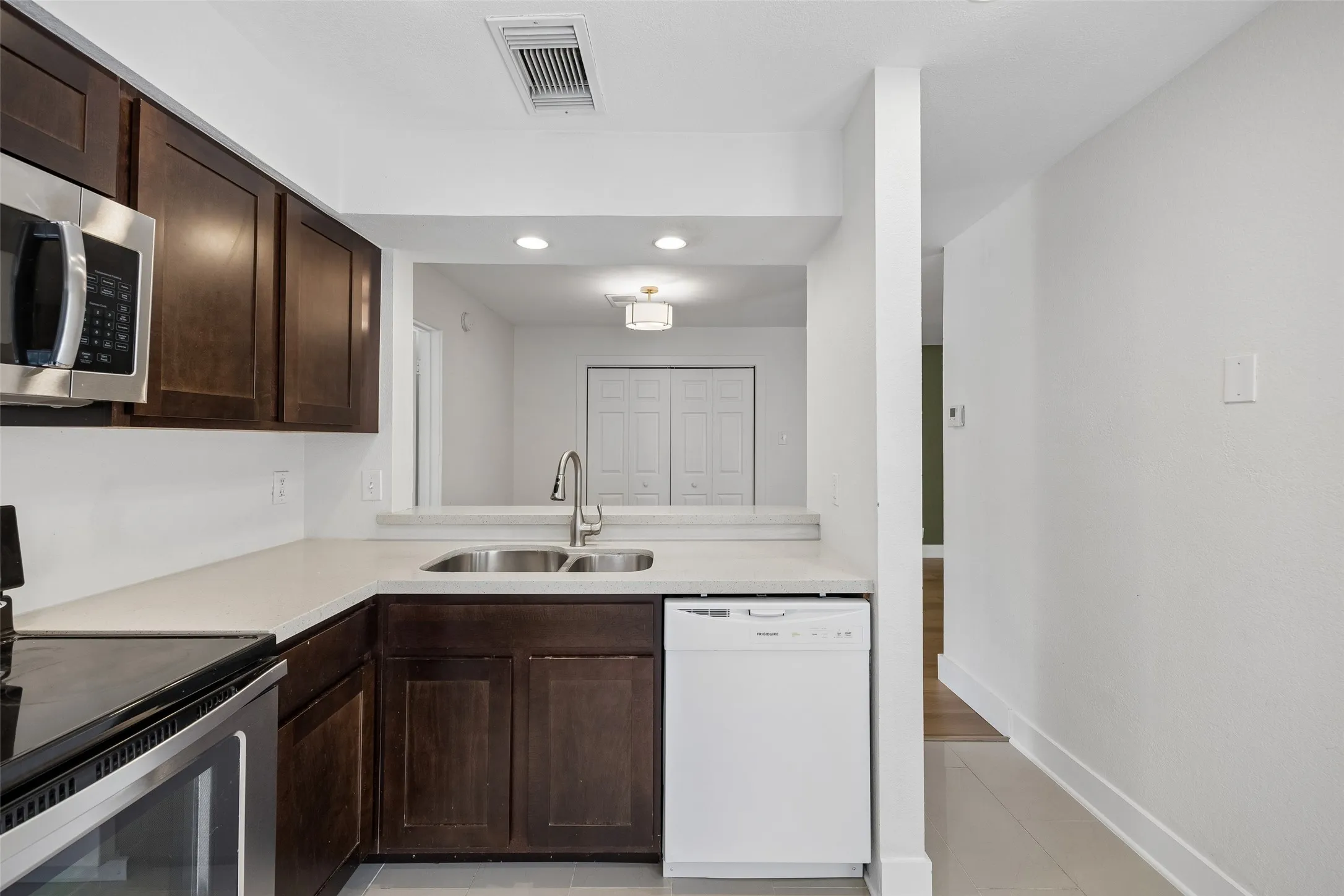Condominium For Sale in Dallas County , 4777 Cedar Springs Road 3E, Dallas, Texas 75219, 2 Bedroom, 2 Bathroom, 2 Garage spaces, 1,015 Sqft, built in 1983, mls#21329472, Real Estate Agent in Dallas, Homes For Sale in Dallas county, Homes For Sale in Dallas, Realtor in Dallas Texas, Real Estate Brokerage Independent Realty Texas, Luminita Cordes Realtor