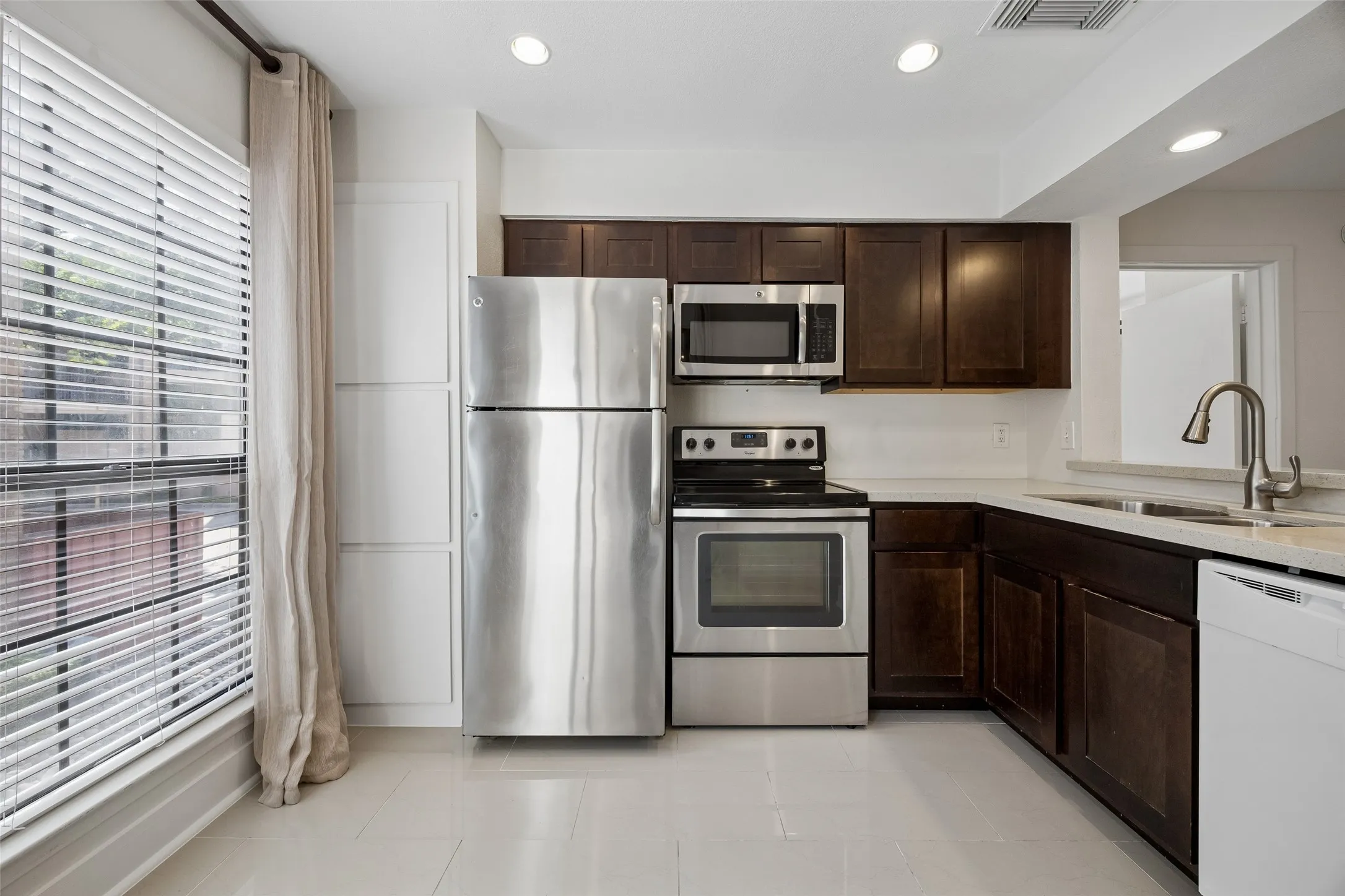 Condominium For Sale in Dallas County , 4777 Cedar Springs Road 3E, Dallas, Texas 75219, 2 Bedroom, 2 Bathroom, 2 Garage spaces, 1,015 Sqft, built in 1983, mls#21329472, Real Estate Agent in Dallas, Homes For Sale in Dallas county, Homes For Sale in Dallas, Realtor in Dallas Texas, Real Estate Brokerage Independent Realty Texas, Luminita Cordes Realtor