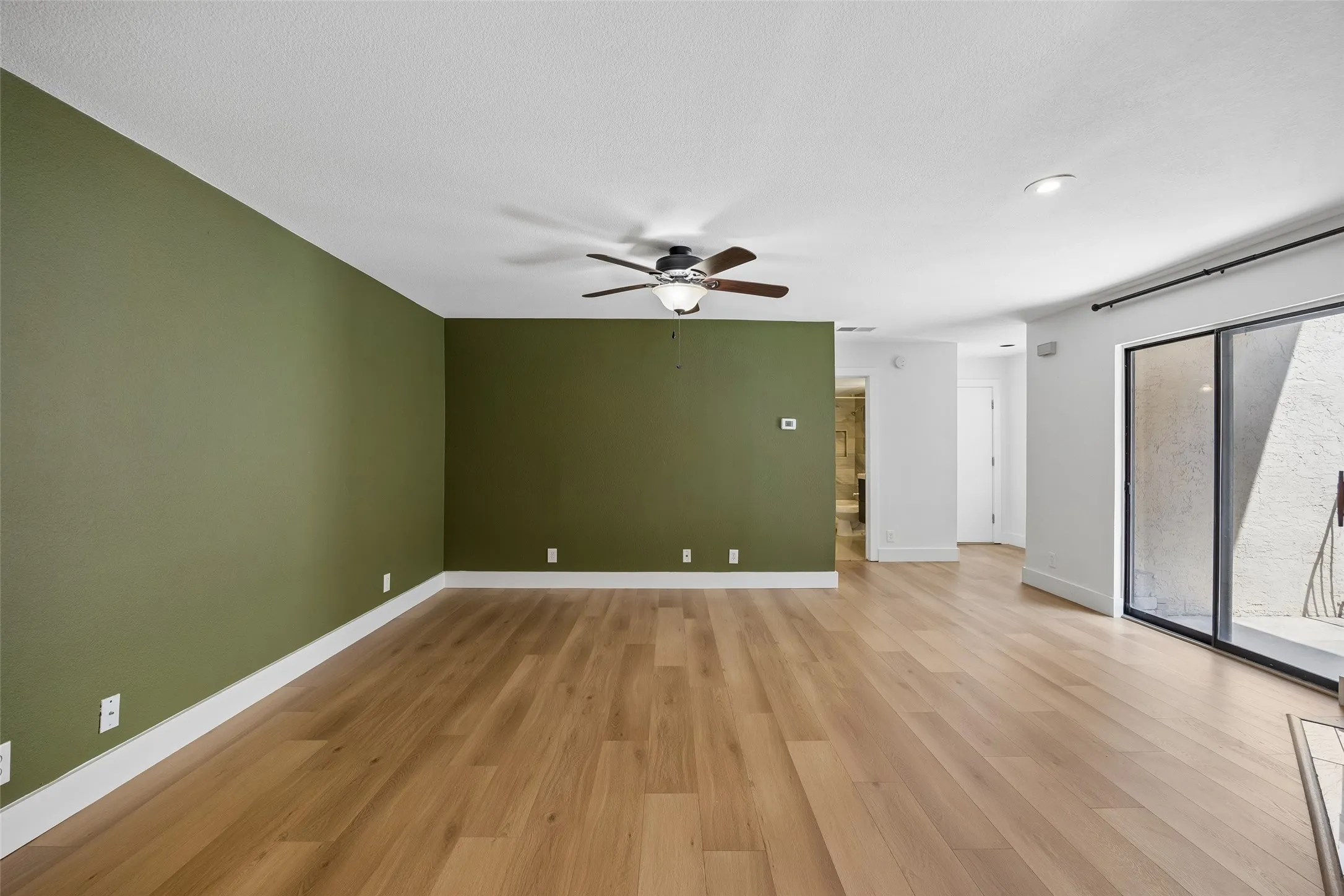 Condominium For Sale in Dallas County , 4777 Cedar Springs Road 3E, Dallas, Texas 75219, 2 Bedroom, 2 Bathroom, 2 Garage spaces, 1,015 Sqft, built in 1983, mls#21329472, Real Estate Agent in Dallas, Homes For Sale in Dallas county, Homes For Sale in Dallas, Realtor in Dallas Texas, Real Estate Brokerage Independent Realty Texas, Luminita Cordes Realtor