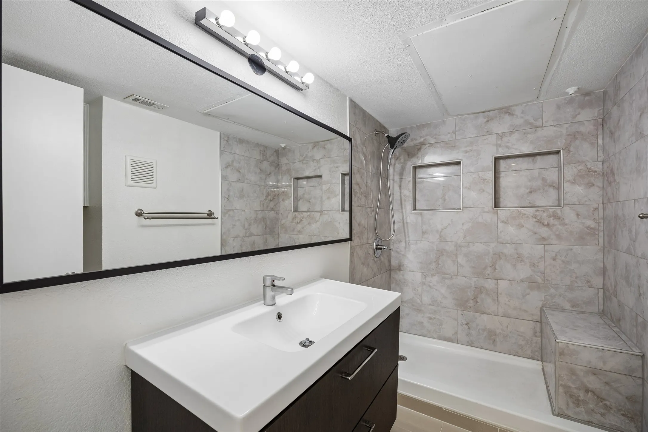 Condominium For Sale in Dallas County , 4777 Cedar Springs Road 3E, Dallas, Texas 75219, 2 Bedroom, 2 Bathroom, 2 Garage spaces, 1,015 Sqft, built in 1983, mls#21329472, Real Estate Agent in Dallas, Homes For Sale in Dallas county, Homes For Sale in Dallas, Realtor in Dallas Texas, Real Estate Brokerage Independent Realty Texas, Luminita Cordes Realtor