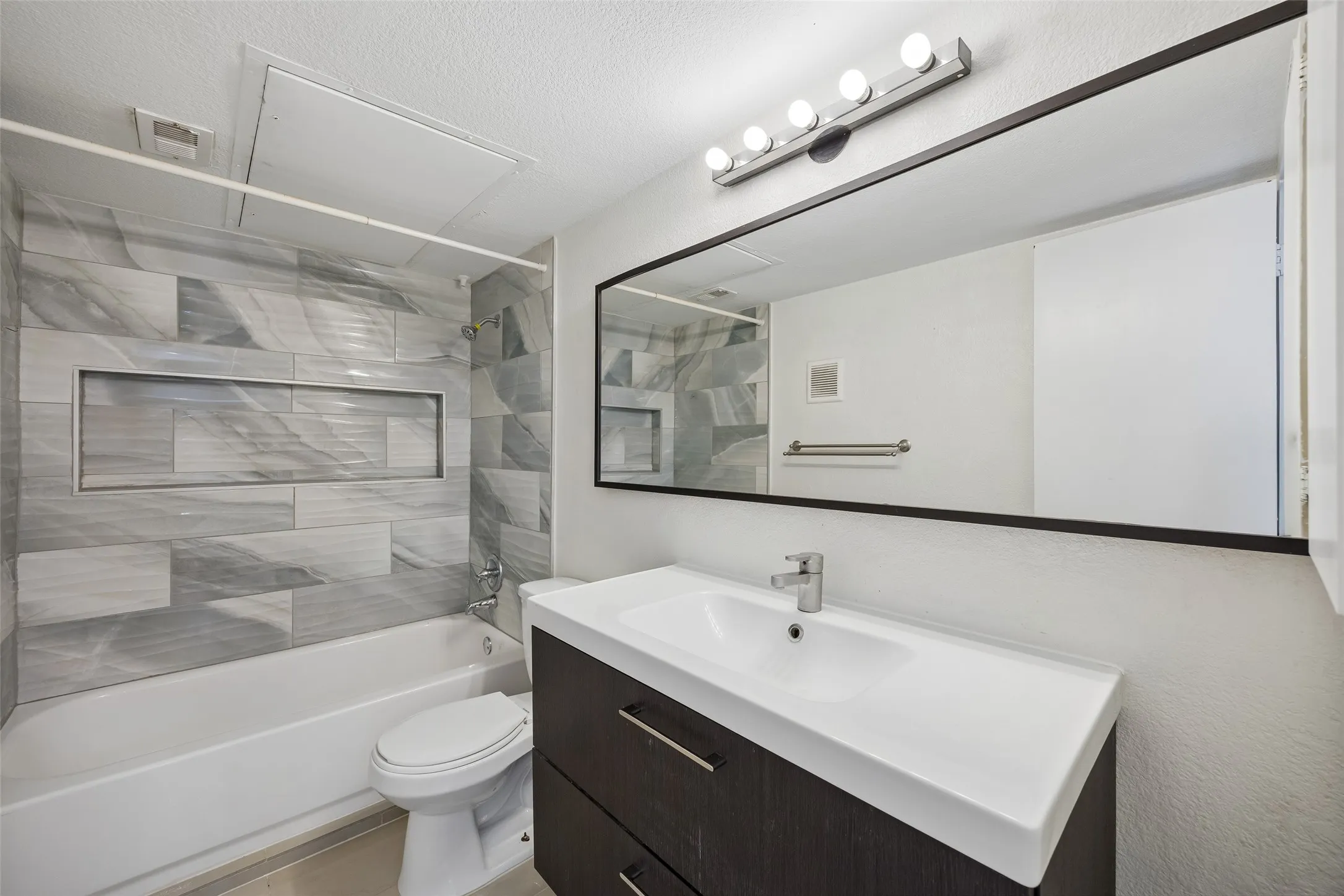 Condominium For Sale in Dallas County , 4777 Cedar Springs Road 3E, Dallas, Texas 75219, 2 Bedroom, 2 Bathroom, 2 Garage spaces, 1,015 Sqft, built in 1983, mls#21329472, Real Estate Agent in Dallas, Homes For Sale in Dallas county, Homes For Sale in Dallas, Realtor in Dallas Texas, Real Estate Brokerage Independent Realty Texas, Luminita Cordes Realtor