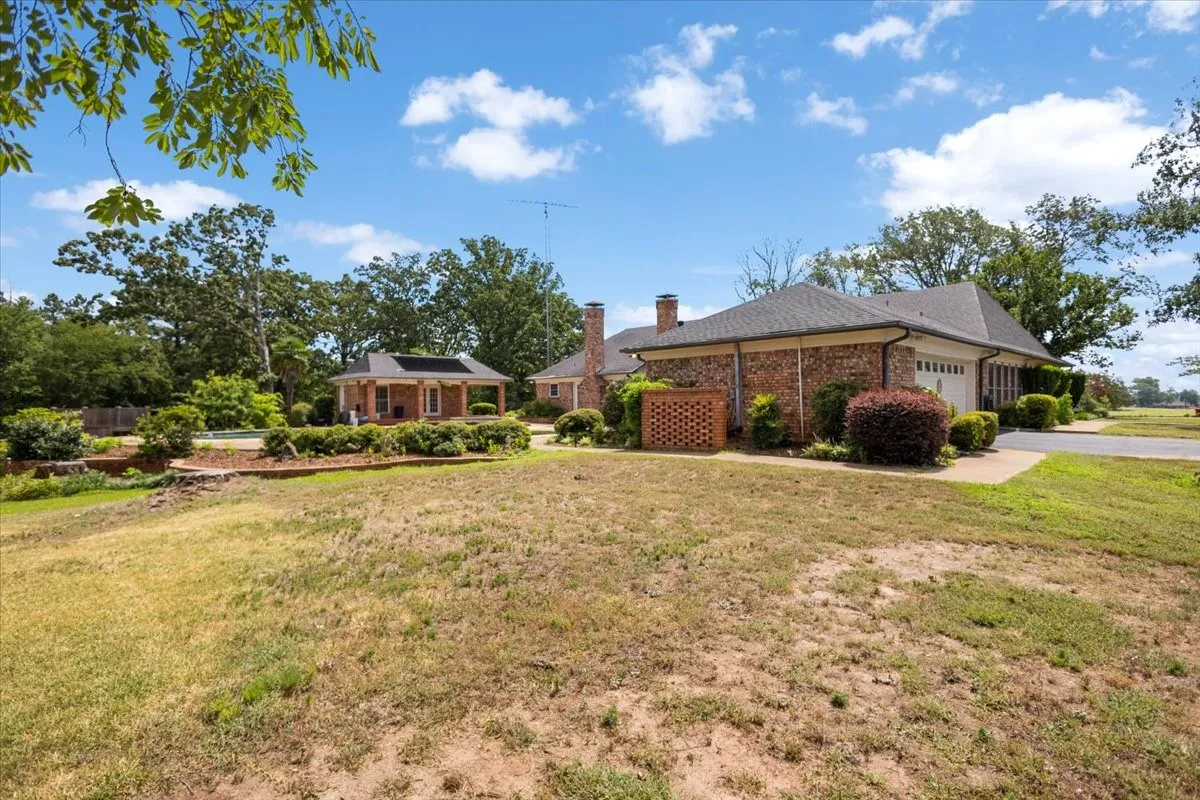 Farm For Sale in Van Zandt County , 280 Vz County Road 4821, Chandler, Texas 75758, 4 Bedroom, 4 Bathroom, 2 Garage spaces, 3,102 Sqft, built in 1994, mls#21339485, Real Estate Agent in Chandler, Homes For Sale in Van Zandt county, Homes For Sale in Chandler, Realtor in Chandler Texas, Real Estate Brokerage Independent Realty Texas, Luminita Cordes Realtor