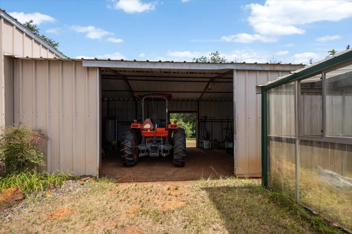 18 x 20 tractor barn includes diesel tractor 4700