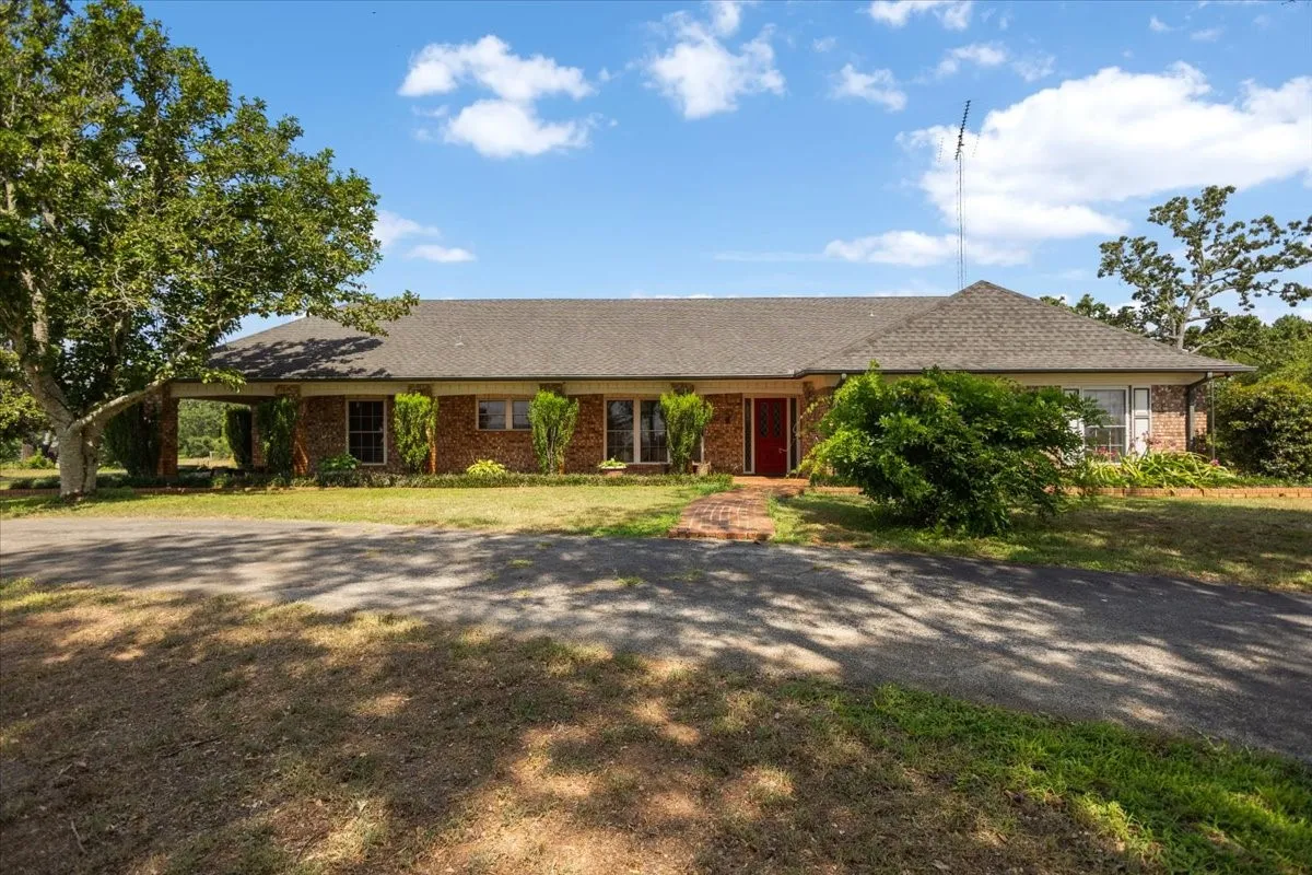 Farm For Sale in Van Zandt County , 280 Vz County Road 4821, Chandler, Texas 75758, 4 Bedroom, 4 Bathroom, 2 Garage spaces, 3,102 Sqft, built in 1994, mls#21339485, Real Estate Agent in Chandler, Homes For Sale in Van Zandt county, Homes For Sale in Chandler, Realtor in Chandler Texas, Real Estate Brokerage Independent Realty Texas, Luminita Cordes Realtor