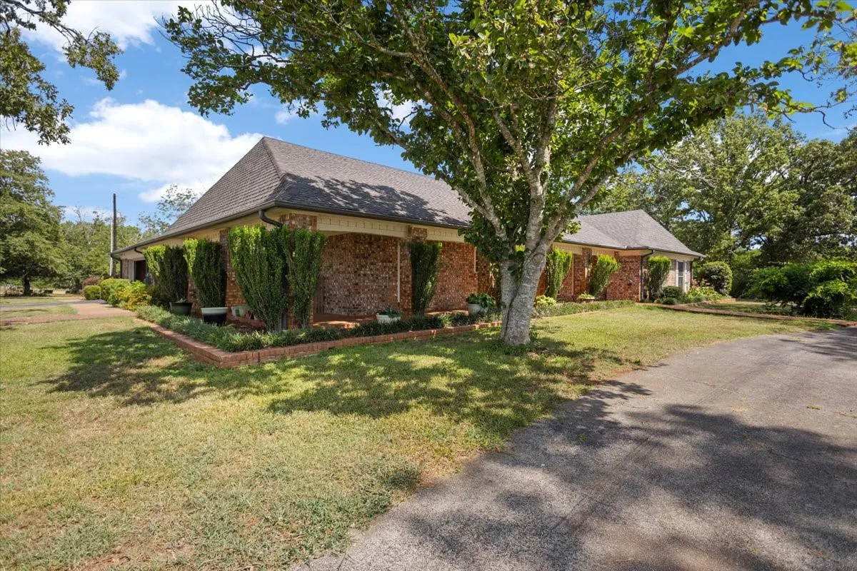 Farm For Sale in Van Zandt County , 280 Vz County Road 4821, Chandler, Texas 75758, 4 Bedroom, 4 Bathroom, 2 Garage spaces, 3,102 Sqft, built in 1994, mls#21339485, Real Estate Agent in Chandler, Homes For Sale in Van Zandt county, Homes For Sale in Chandler, Realtor in Chandler Texas, Real Estate Brokerage Independent Realty Texas, Luminita Cordes Realtor