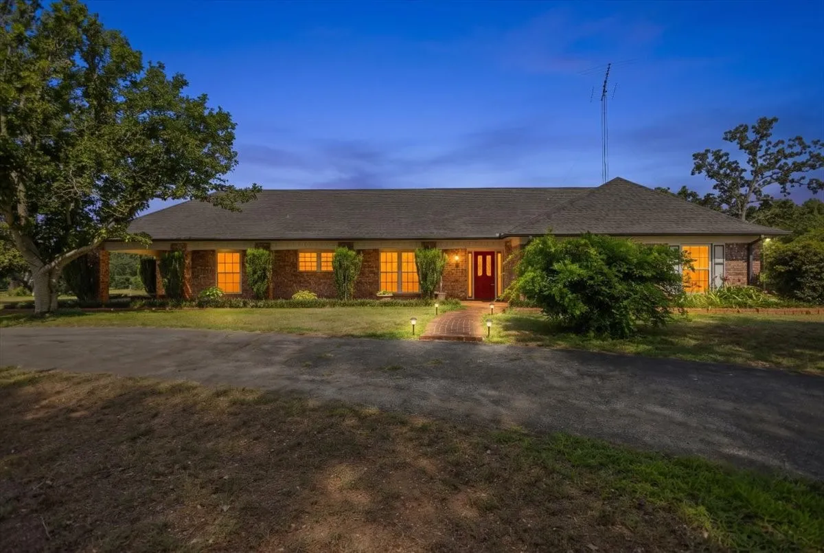 Farm For Sale in Van Zandt County , 280 Vz County Road 4821, Chandler, Texas 75758, 4 Bedroom, 4 Bathroom, 2 Garage spaces, 3,102 Sqft, built in 1994, mls#21339485, Real Estate Agent in Chandler, Homes For Sale in Van Zandt county, Homes For Sale in Chandler, Realtor in Chandler Texas, Real Estate Brokerage Independent Realty Texas, Luminita Cordes Realtor