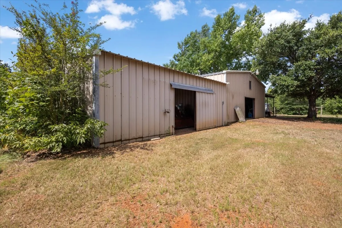 Farm For Sale in Van Zandt County , 280 Vz County Road 4821, Chandler, Texas 75758, 4 Bedroom, 4 Bathroom, 2 Garage spaces, 3,102 Sqft, built in 1994, mls#21339485, Real Estate Agent in Chandler, Homes For Sale in Van Zandt county, Homes For Sale in Chandler, Realtor in Chandler Texas, Real Estate Brokerage Independent Realty Texas, Luminita Cordes Realtor