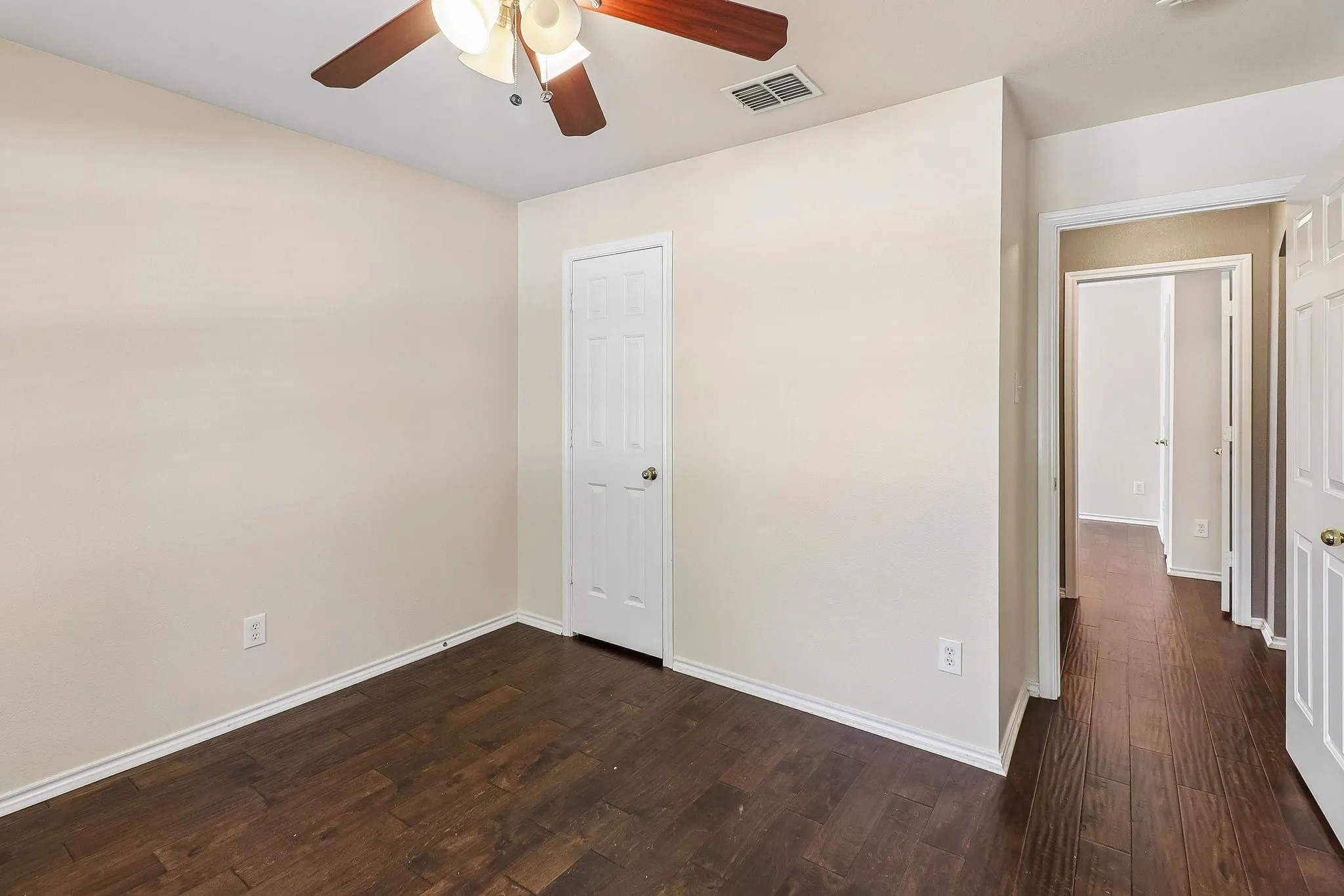 Single Family Residence For Sale in Denton County , 6008 Marsh Rail Drive, Denton, Texas 76208, 3 Bedroom, 2 Bathroom, 2 Garage spaces, 1,640 Sqft, built in 2005, mls#21340467, Real Estate Agent in Denton, Homes For Sale in Denton county, Homes For Sale in Denton, Realtor in Denton Texas, Real Estate Brokerage Independent Realty Texas, Luminita Cordes Realtor