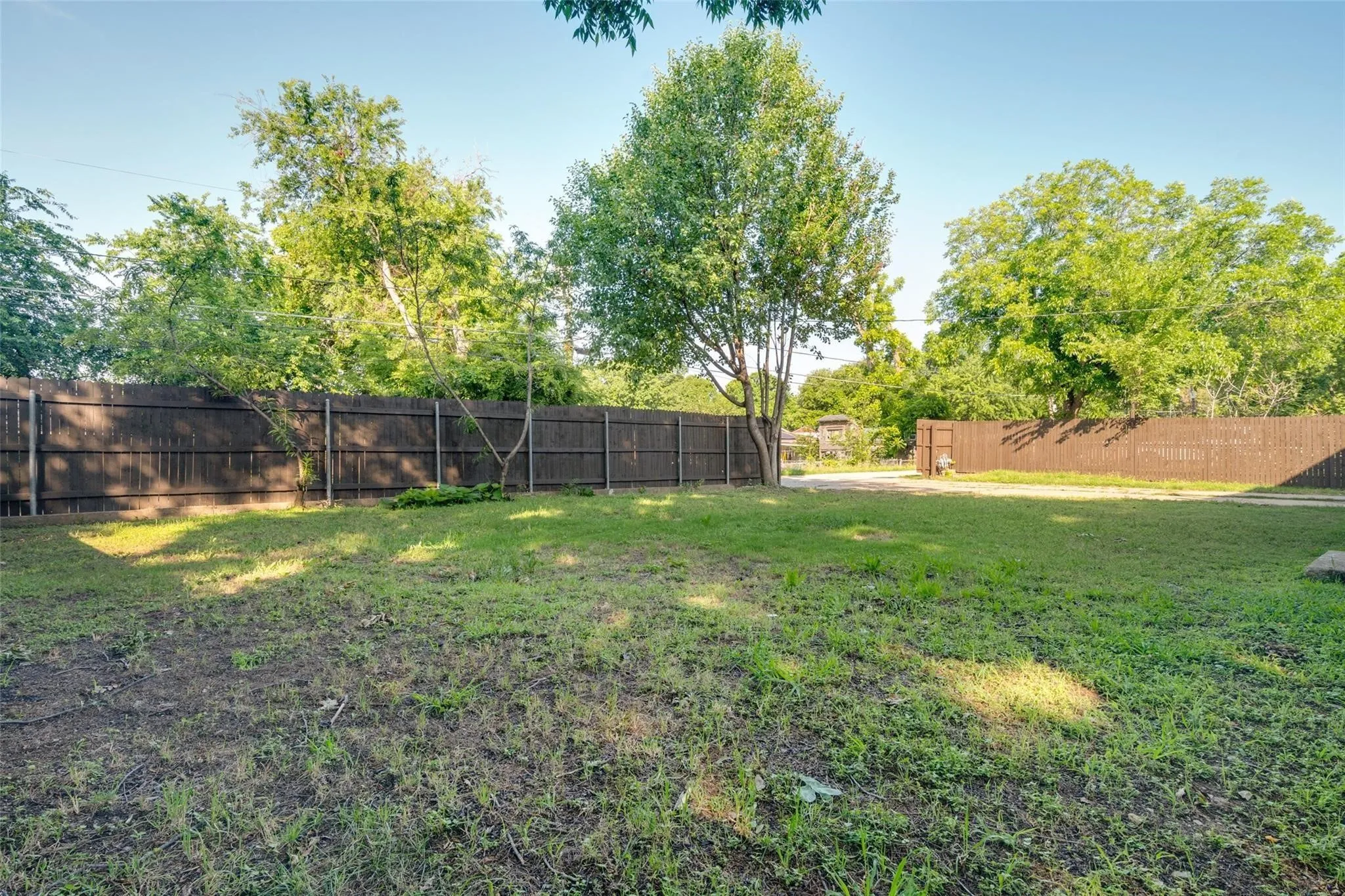 Single Family Residence For Sale in Dallas County , 4401 Ivy Drive, Mesquite, Texas 75150, 3 Bedroom, 2 Bathroom, 2 Garage spaces, 1,980 Sqft, built in 1968, mls#21341033, Real Estate Agent in Mesquite, Homes For Sale in Dallas county, Homes For Sale in Mesquite, Realtor in Mesquite Texas, Real Estate Brokerage Independent Realty Texas, Luminita Cordes Realtor