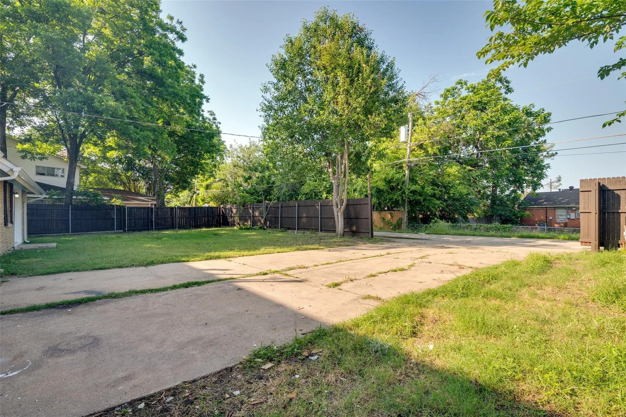 Single Family Residence For Sale in Dallas County , 4401 Ivy Drive, Mesquite, Texas 75150, 3 Bedroom, 2 Bathroom, 2 Garage spaces, 1,980 Sqft, built in 1968, mls#21341033, Real Estate Agent in Mesquite, Homes For Sale in Dallas county, Homes For Sale in Mesquite, Realtor in Mesquite Texas, Real Estate Brokerage Independent Realty Texas, Luminita Cordes Realtor