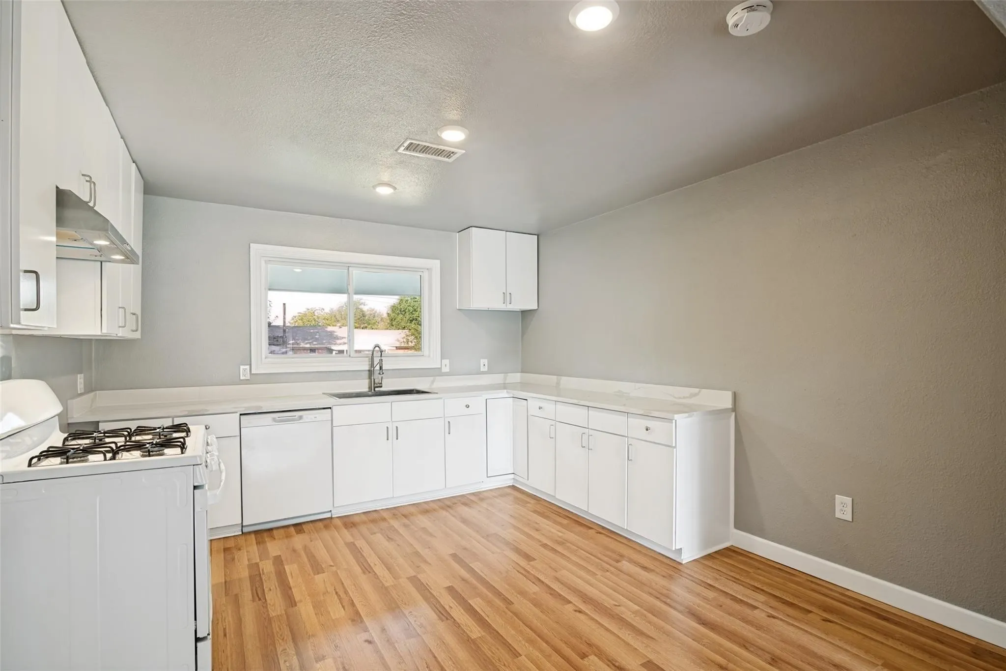 Single Family Residence For Sale in Dallas County , 4401 Ivy Drive, Mesquite, Texas 75150, 3 Bedroom, 2 Bathroom, 2 Garage spaces, 1,980 Sqft, built in 1968, mls#21341033, Real Estate Agent in Mesquite, Homes For Sale in Dallas county, Homes For Sale in Mesquite, Realtor in Mesquite Texas, Real Estate Brokerage Independent Realty Texas, Luminita Cordes Realtor