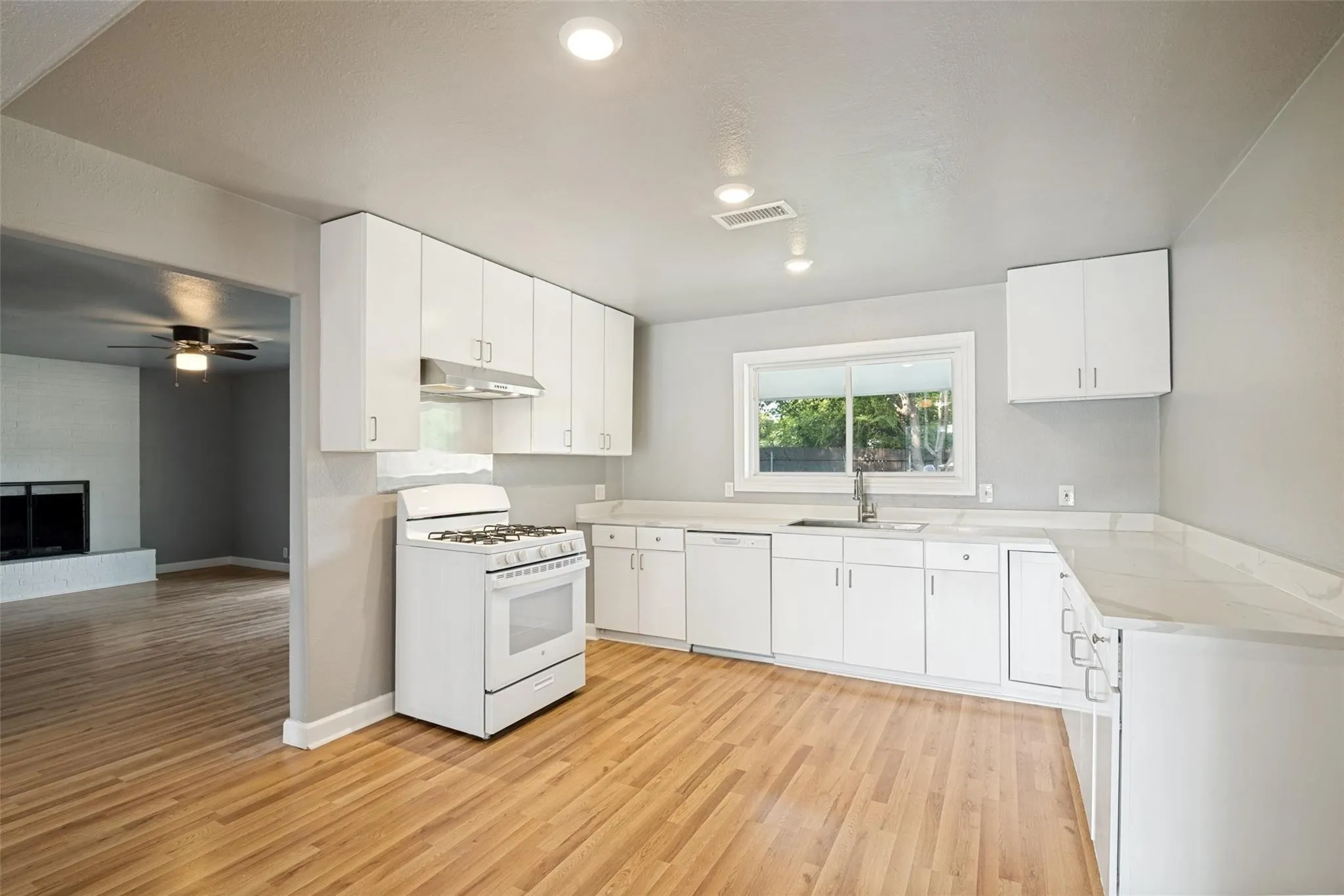 Single Family Residence For Sale in Dallas County , 4401 Ivy Drive, Mesquite, Texas 75150, 3 Bedroom, 2 Bathroom, 2 Garage spaces, 1,980 Sqft, built in 1968, mls#21341033, Real Estate Agent in Mesquite, Homes For Sale in Dallas county, Homes For Sale in Mesquite, Realtor in Mesquite Texas, Real Estate Brokerage Independent Realty Texas, Luminita Cordes Realtor