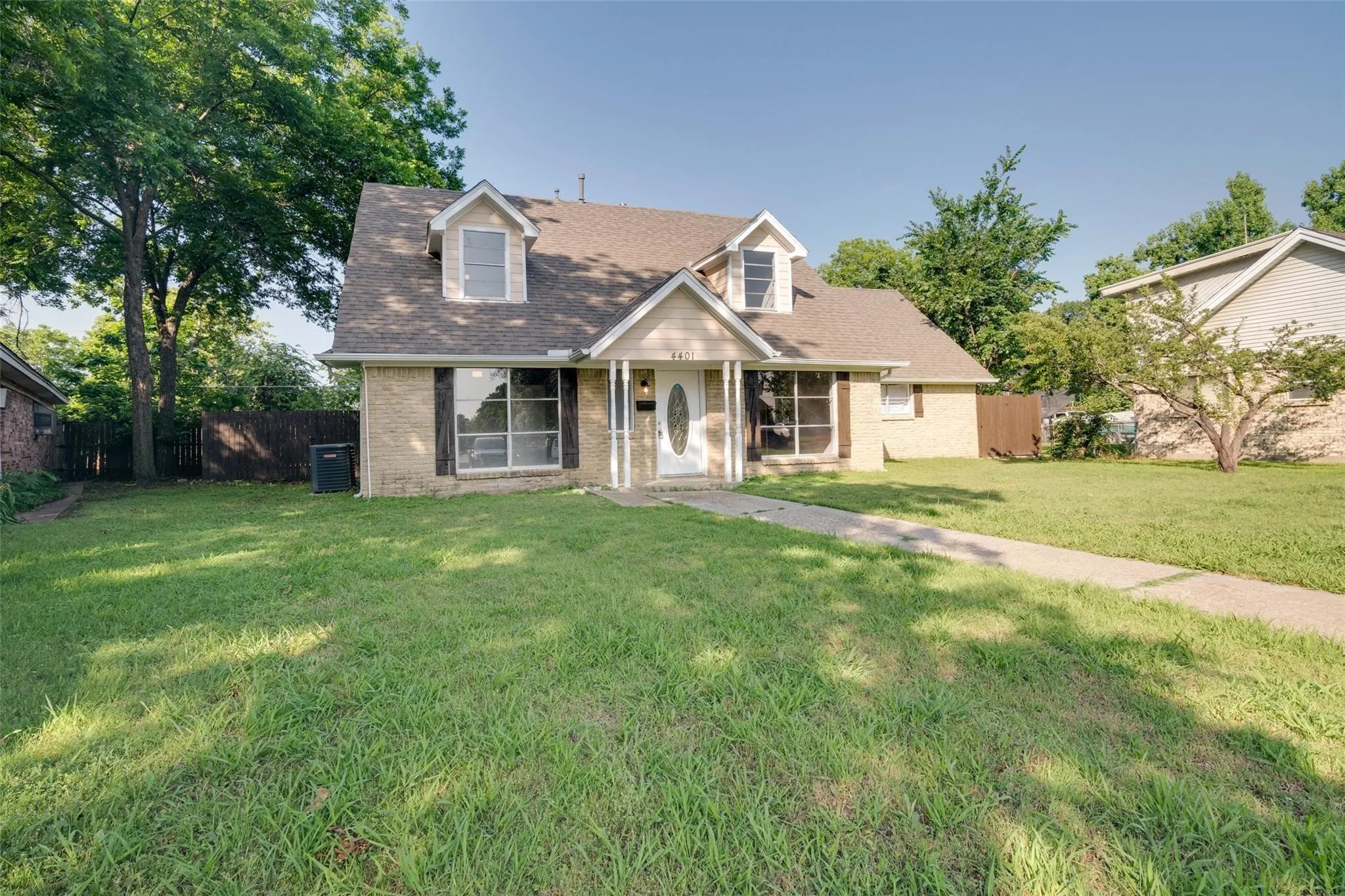 Single Family Residence For Sale in Dallas County , 4401 Ivy Drive, Mesquite, Texas 75150, 3 Bedroom, 2 Bathroom, 2 Garage spaces, 1,980 Sqft, built in 1968, mls#21341033, Real Estate Agent in Mesquite, Homes For Sale in Dallas county, Homes For Sale in Mesquite, Realtor in Mesquite Texas, Real Estate Brokerage Independent Realty Texas, Luminita Cordes Realtor