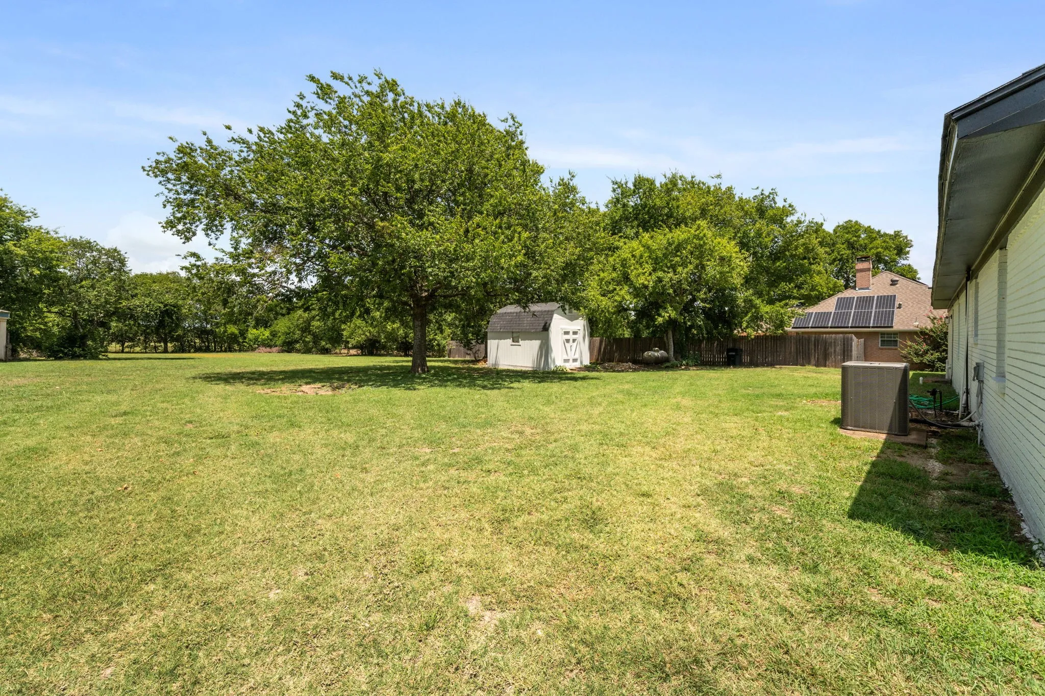 Single Family Residence For Sale in Ellis County , 5131 E Fm 875, Waxahachie, Texas 75167, 3 Bedroom, 2 Bathroom, Garage spaces, 1,572 Sqft, built in 1965, mls#21339013, Real Estate Agent in Waxahachie, Homes For Sale in Ellis county, Homes For Sale in Waxahachie, Realtor in Waxahachie Texas, Real Estate Brokerage Independent Realty Texas, Luminita Cordes Realtor