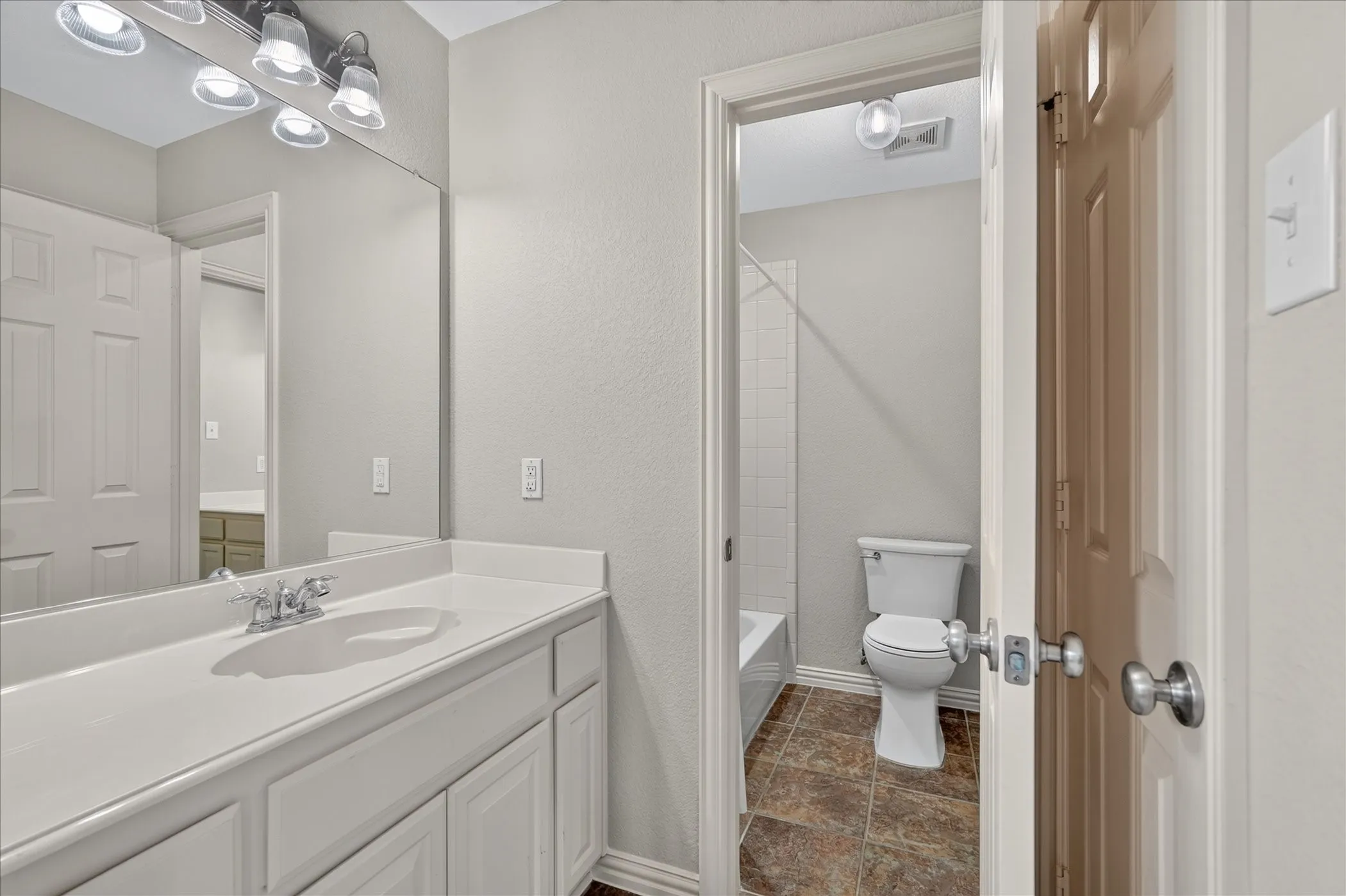 Single Family Residence For Sale in Denton County , 10987 Apple Valley Drive, Frisco, Texas 75033, 5 Bedroom, 4 Bathroom, 3 Garage spaces, 3,602 Sqft, built in 2005, mls#21341067, Real Estate Agent in Frisco, Homes For Sale in Denton county, Homes For Sale in Frisco, Realtor in Frisco Texas, Real Estate Brokerage Independent Realty Texas, Luminita Cordes Realtor