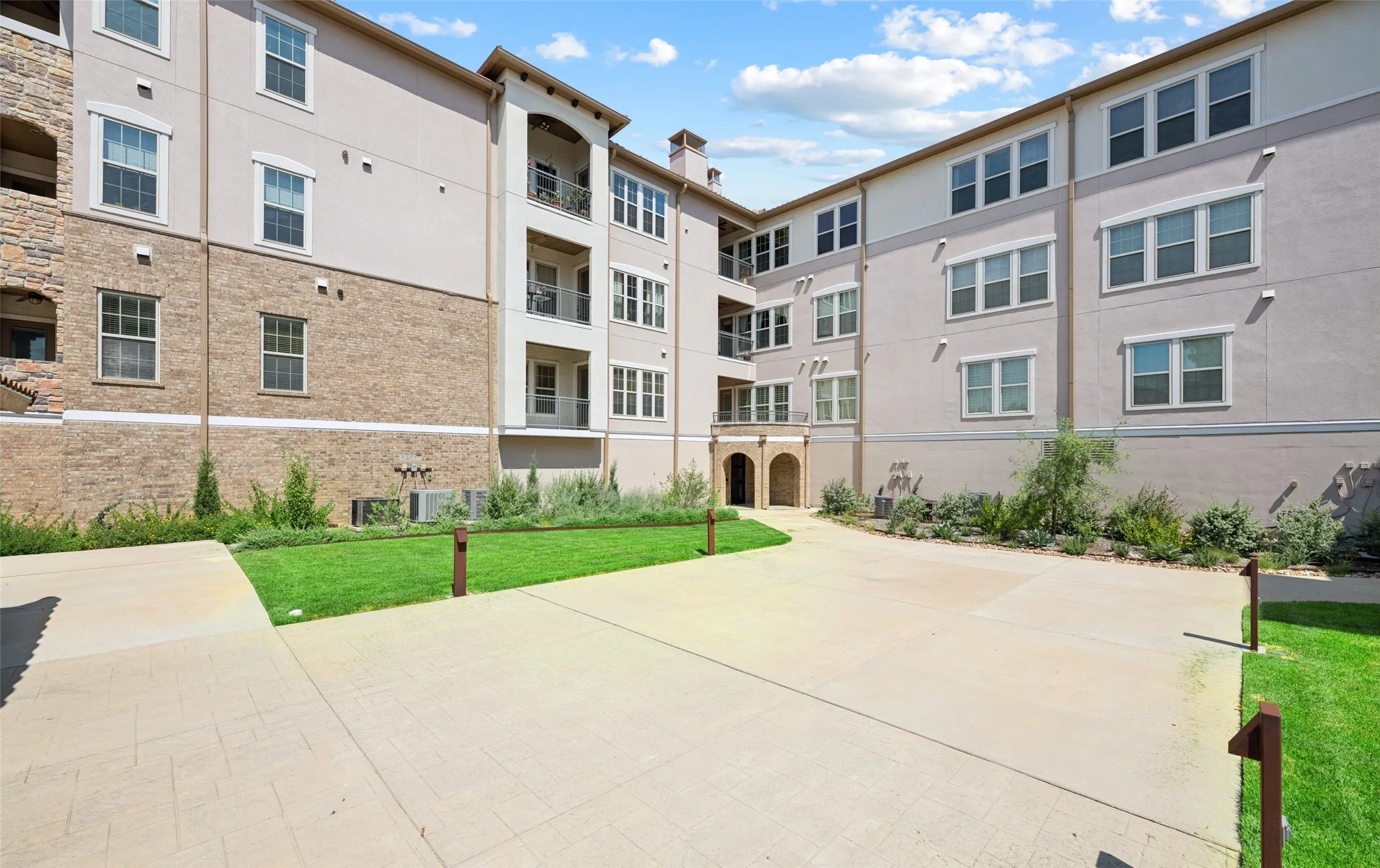 Condominium For Sale in Dallas County , 610 Via Ravello 201, Irving, Texas 75039, 2 Bedroom, 3 Bathroom, 2 Garage spaces, 1,966 Sqft, built in 2007, mls#21300526, Real Estate Agent in Irving, Homes For Sale in Dallas county, Homes For Sale in Irving, Realtor in Irving Texas, Real Estate Brokerage Independent Realty Texas, Luminita Cordes Realtor