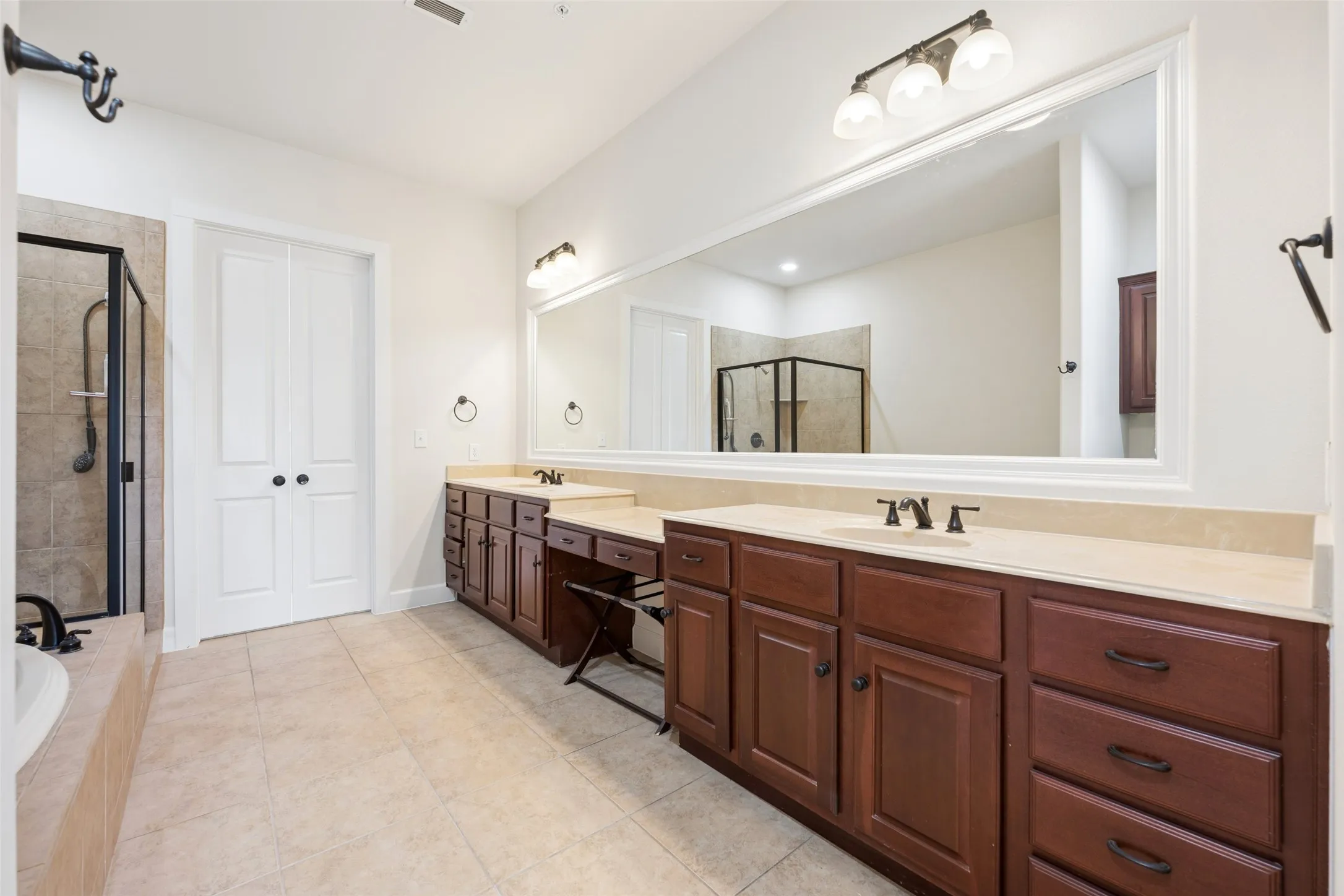 Condominium For Sale in Dallas County , 610 Via Ravello 201, Irving, Texas 75039, 2 Bedroom, 3 Bathroom, 2 Garage spaces, 1,966 Sqft, built in 2007, mls#21300526, Real Estate Agent in Irving, Homes For Sale in Dallas county, Homes For Sale in Irving, Realtor in Irving Texas, Real Estate Brokerage Independent Realty Texas, Luminita Cordes Realtor