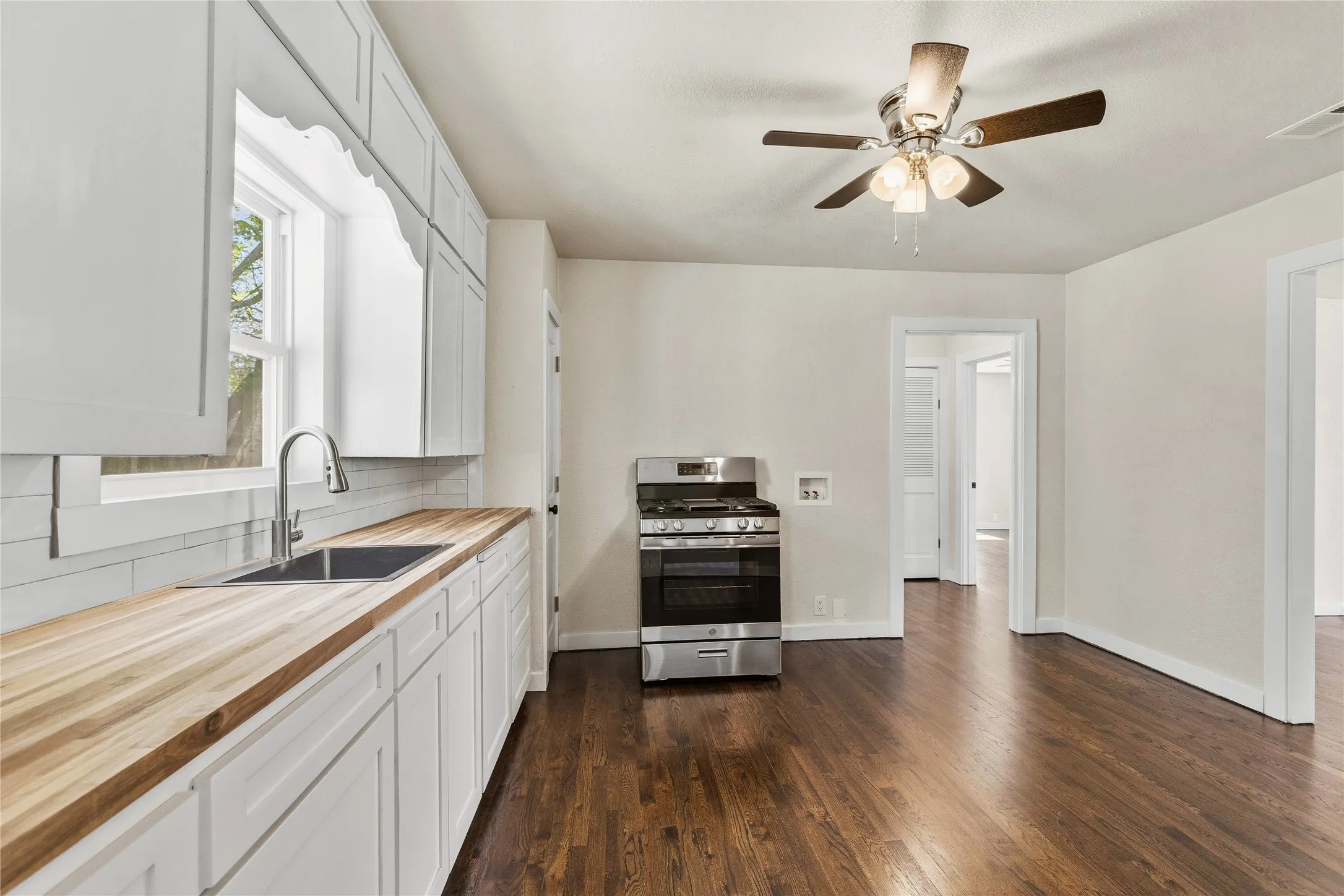 Single Family Residence For Sale in Grayson County , 417 N Burdette Avenue, Sherman, Texas 75090, 3 Bedroom, 1 Bathroom, Garage spaces, 1,063 Sqft, built in 1945, mls#21341070, Real Estate Agent in Sherman, Homes For Sale in Grayson county, Homes For Sale in Sherman, Realtor in Sherman Texas, Real Estate Brokerage Independent Realty Texas, Luminita Cordes Realtor