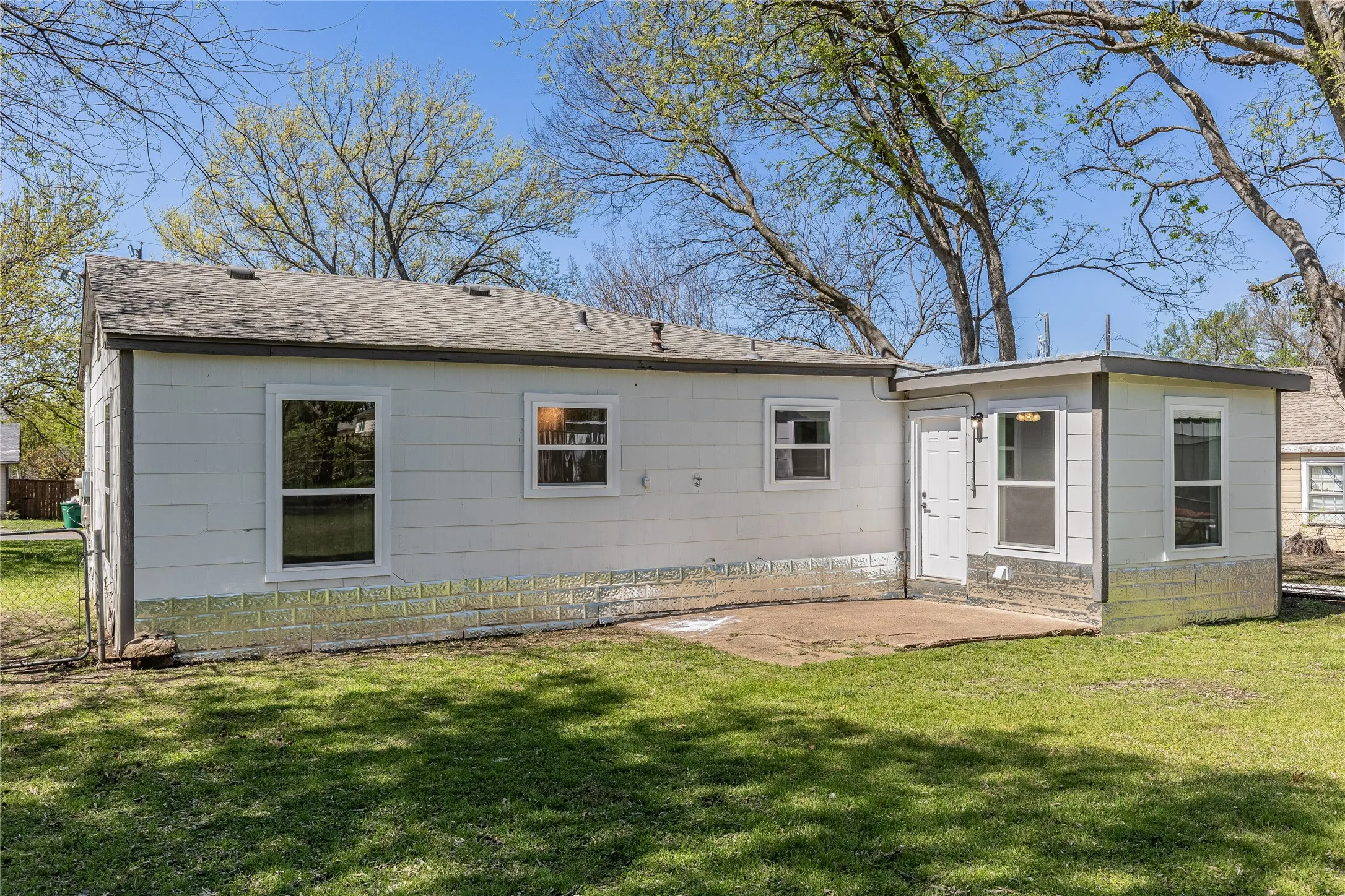 Single Family Residence For Sale in Grayson County , 417 N Burdette Avenue, Sherman, Texas 75090, 3 Bedroom, 1 Bathroom, Garage spaces, 1,063 Sqft, built in 1945, mls#21341070, Real Estate Agent in Sherman, Homes For Sale in Grayson county, Homes For Sale in Sherman, Realtor in Sherman Texas, Real Estate Brokerage Independent Realty Texas, Luminita Cordes Realtor