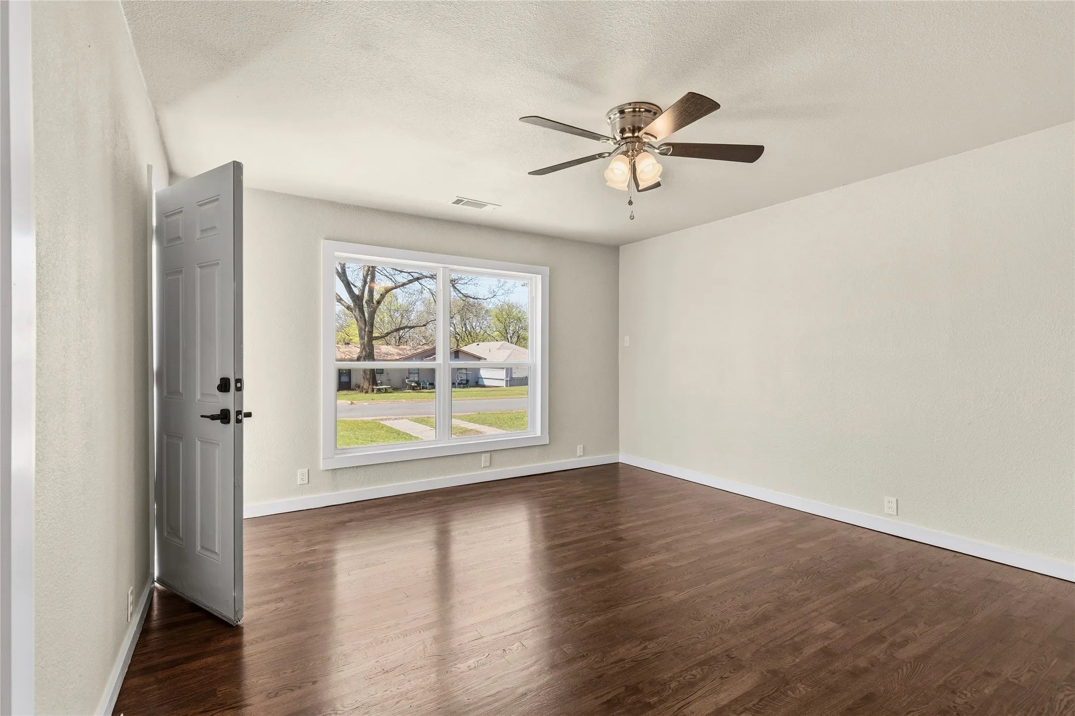 Single Family Residence For Sale in Grayson County , 417 N Burdette Avenue, Sherman, Texas 75090, 3 Bedroom, 1 Bathroom, Garage spaces, 1,063 Sqft, built in 1945, mls#21341070, Real Estate Agent in Sherman, Homes For Sale in Grayson county, Homes For Sale in Sherman, Realtor in Sherman Texas, Real Estate Brokerage Independent Realty Texas, Luminita Cordes Realtor