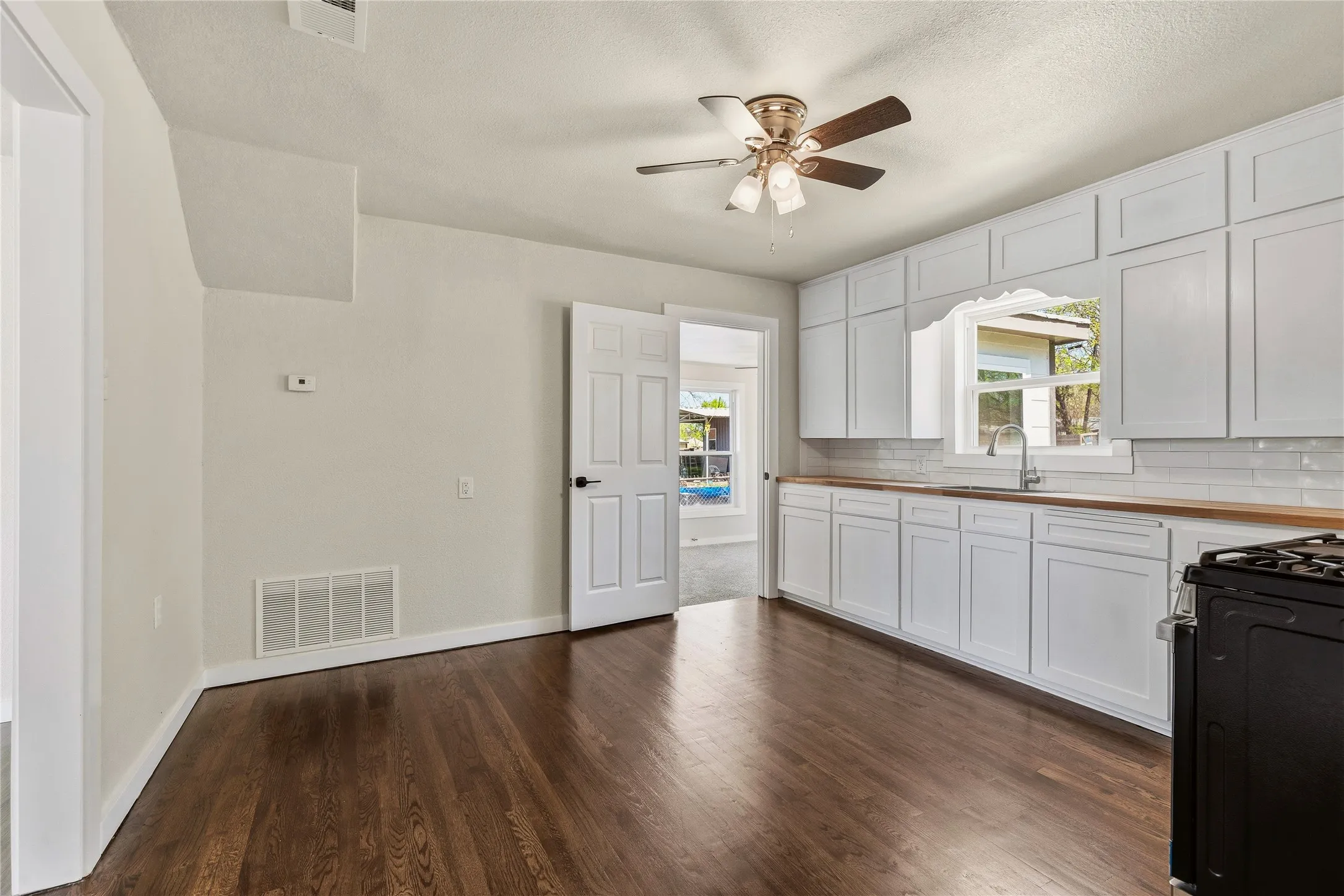 Single Family Residence For Sale in Grayson County , 417 N Burdette Avenue, Sherman, Texas 75090, 3 Bedroom, 1 Bathroom, Garage spaces, 1,063 Sqft, built in 1945, mls#21341070, Real Estate Agent in Sherman, Homes For Sale in Grayson county, Homes For Sale in Sherman, Realtor in Sherman Texas, Real Estate Brokerage Independent Realty Texas, Luminita Cordes Realtor