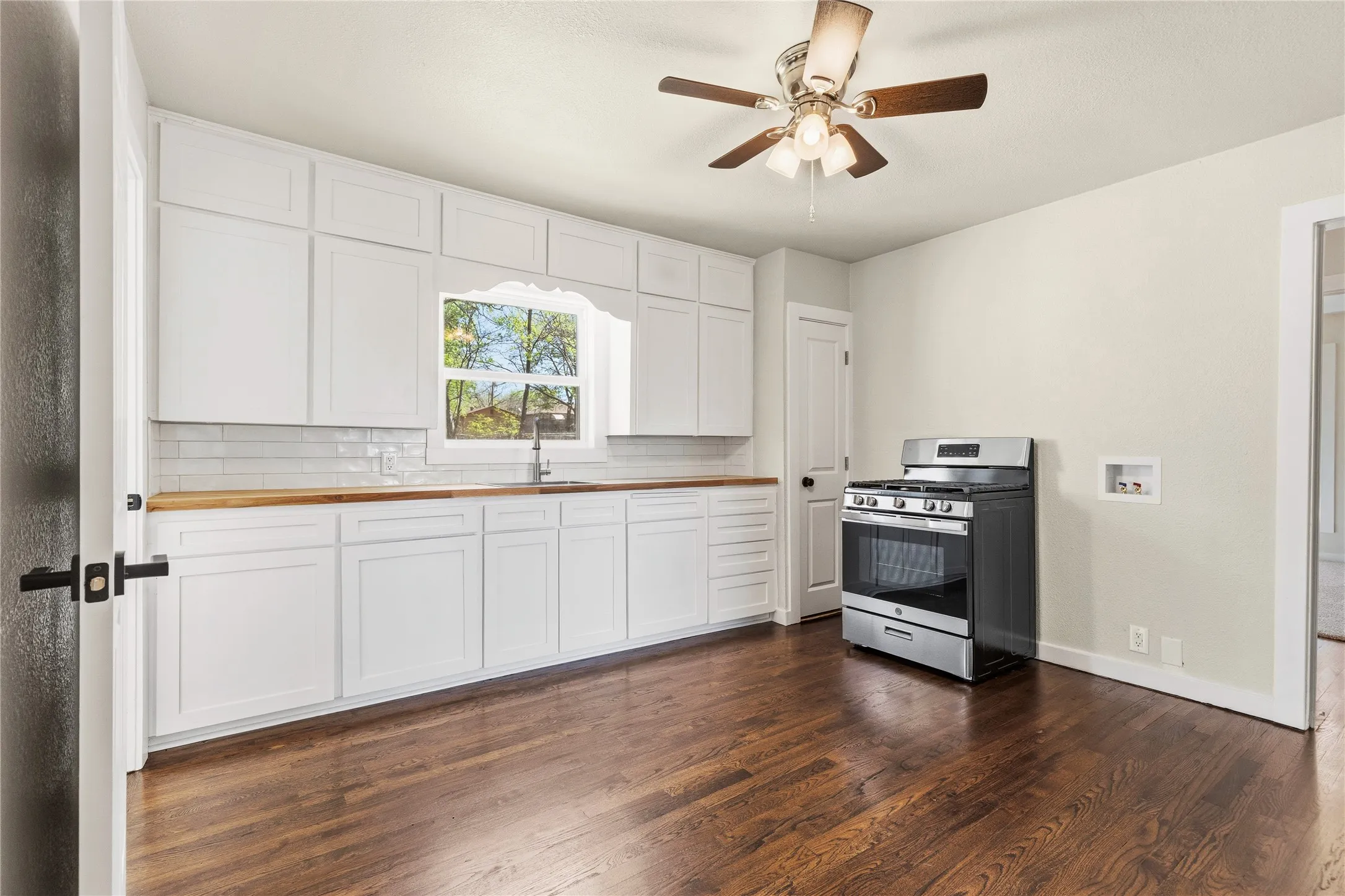 Single Family Residence For Sale in Grayson County , 417 N Burdette Avenue, Sherman, Texas 75090, 3 Bedroom, 1 Bathroom, Garage spaces, 1,063 Sqft, built in 1945, mls#21341070, Real Estate Agent in Sherman, Homes For Sale in Grayson county, Homes For Sale in Sherman, Realtor in Sherman Texas, Real Estate Brokerage Independent Realty Texas, Luminita Cordes Realtor