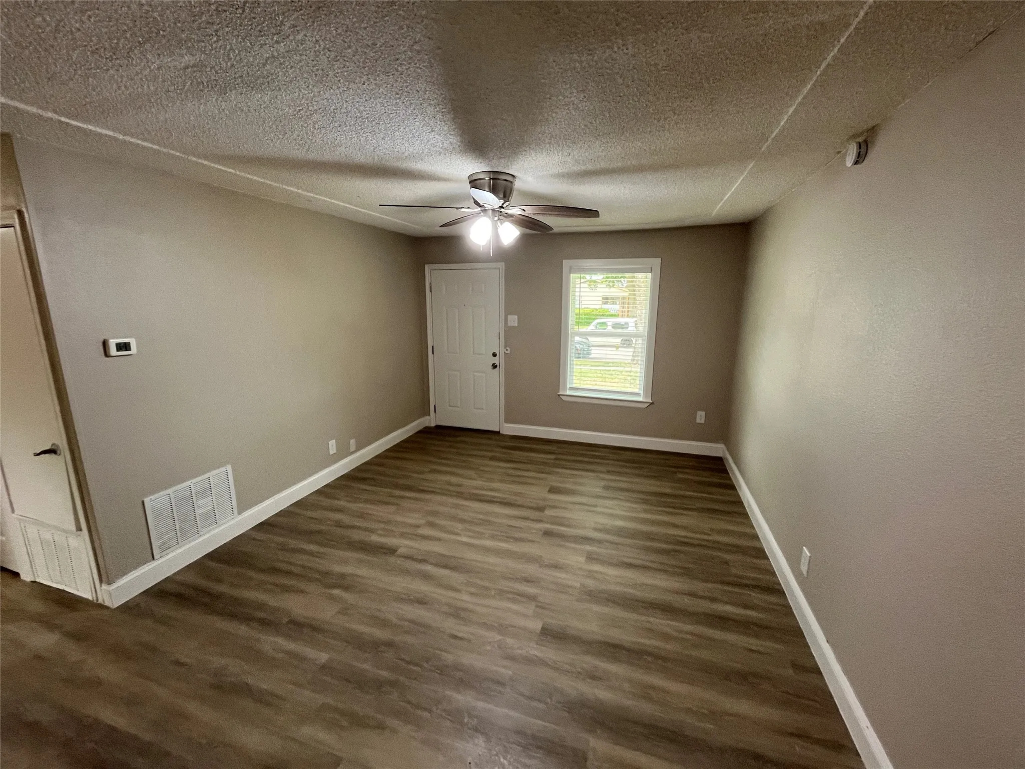 Single Family Residence For Rent in Dallas County , 719 Fairwood Drive, Dallas, Texas 75232, 4 Bedroom, 2 Bathroom, Garage spaces, 1,292 Sqft, built in 1957, mls#21326091, Real Estate Agent in Dallas, Homes For Rent in Dallas county, Homes For Rent in Dallas, Realtor in Dallas Texas, Real Estate Brokerage Independent Realty Texas, Luminita Cordes Realtor