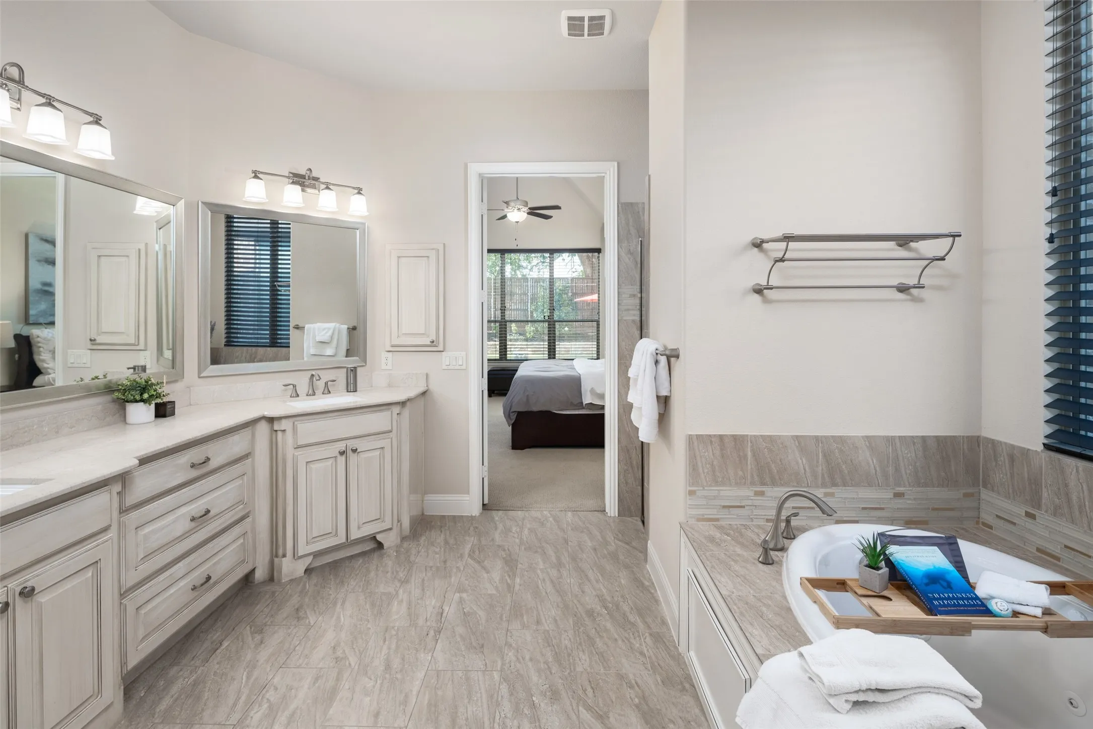 Single Family Residence For Sale in Collin County , 1041 White Crest Lane, Prosper, Texas 75078, 5 Bedroom, 6 Bathroom, 3 Garage spaces, 4,417 Sqft, built in 2014, Price $959,000, mls#21338516, Real Estate Agent in Prosper, Homes For Sale in Collin county, Homes For Sale in Prosper, Realtor in Prosper Texas, Real Estate Brokerage Independent Realty Texas, Luminita Cordes Realtor