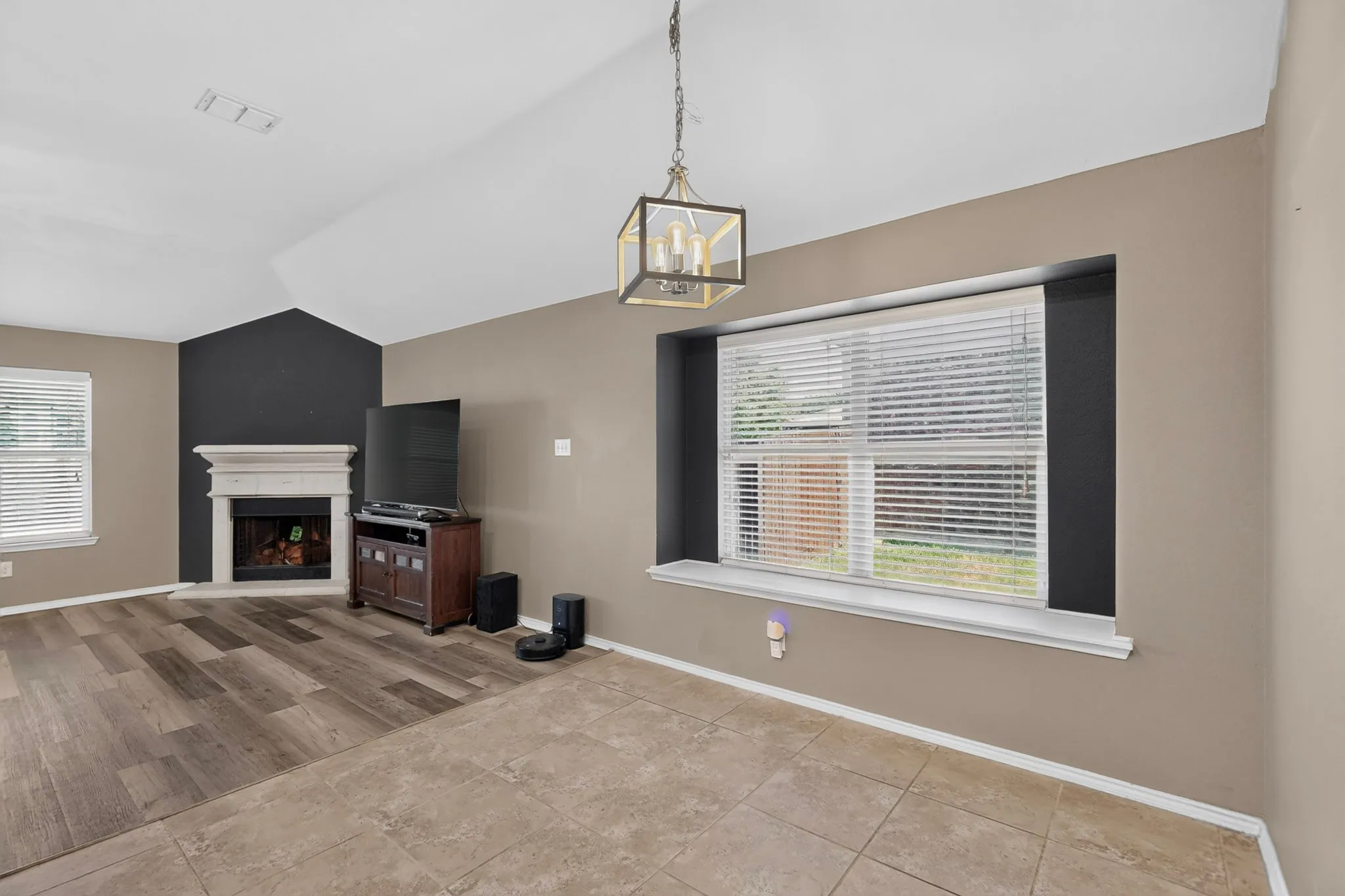Single Family Residence For Sale in Johnson County , 1336 Shelley Drive, Burleson, Texas 76028, 4 Bedroom, 2 Bathroom, 2 Garage spaces, 1,830 Sqft, built in 2010, mls#21338828, Real Estate Agent in Burleson, Homes For Sale in Johnson county, Homes For Sale in Burleson, Realtor in Burleson Texas, Real Estate Brokerage Independent Realty Texas, Luminita Cordes Realtor