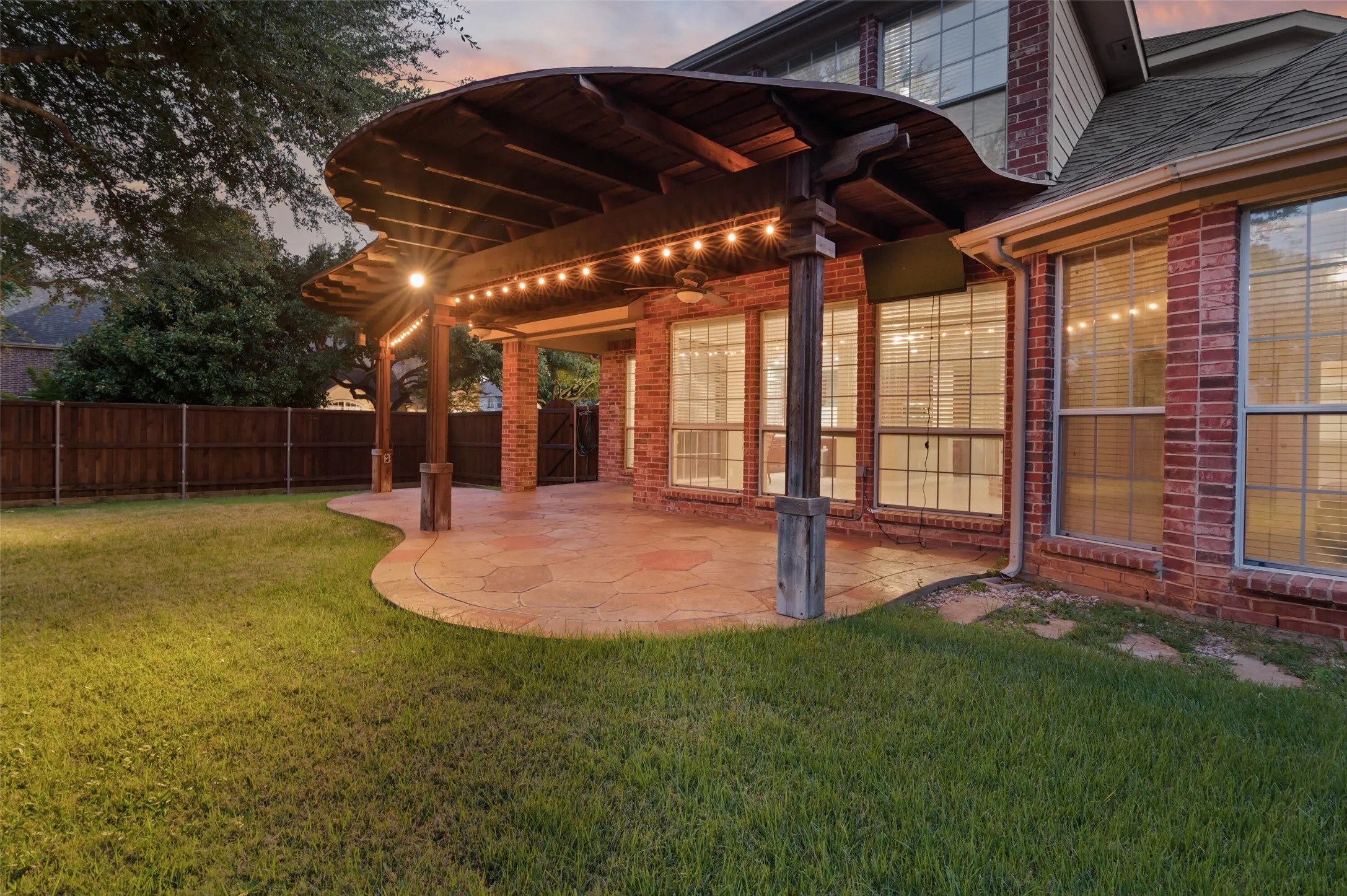 Single Family Residence For Sale in Denton County , 3500 Nandina Drive, Flower Mound, Texas 75022, 4 Bedroom, 4 Bathroom, 2 Garage spaces, 2,983 Sqft, built in 2002, mls#21341115, Real Estate Agent in Flower Mound, Homes For Sale in Denton county, Homes For Sale in Flower Mound, Realtor in Flower Mound Texas, Real Estate Brokerage Independent Realty Texas, Luminita Cordes Realtor