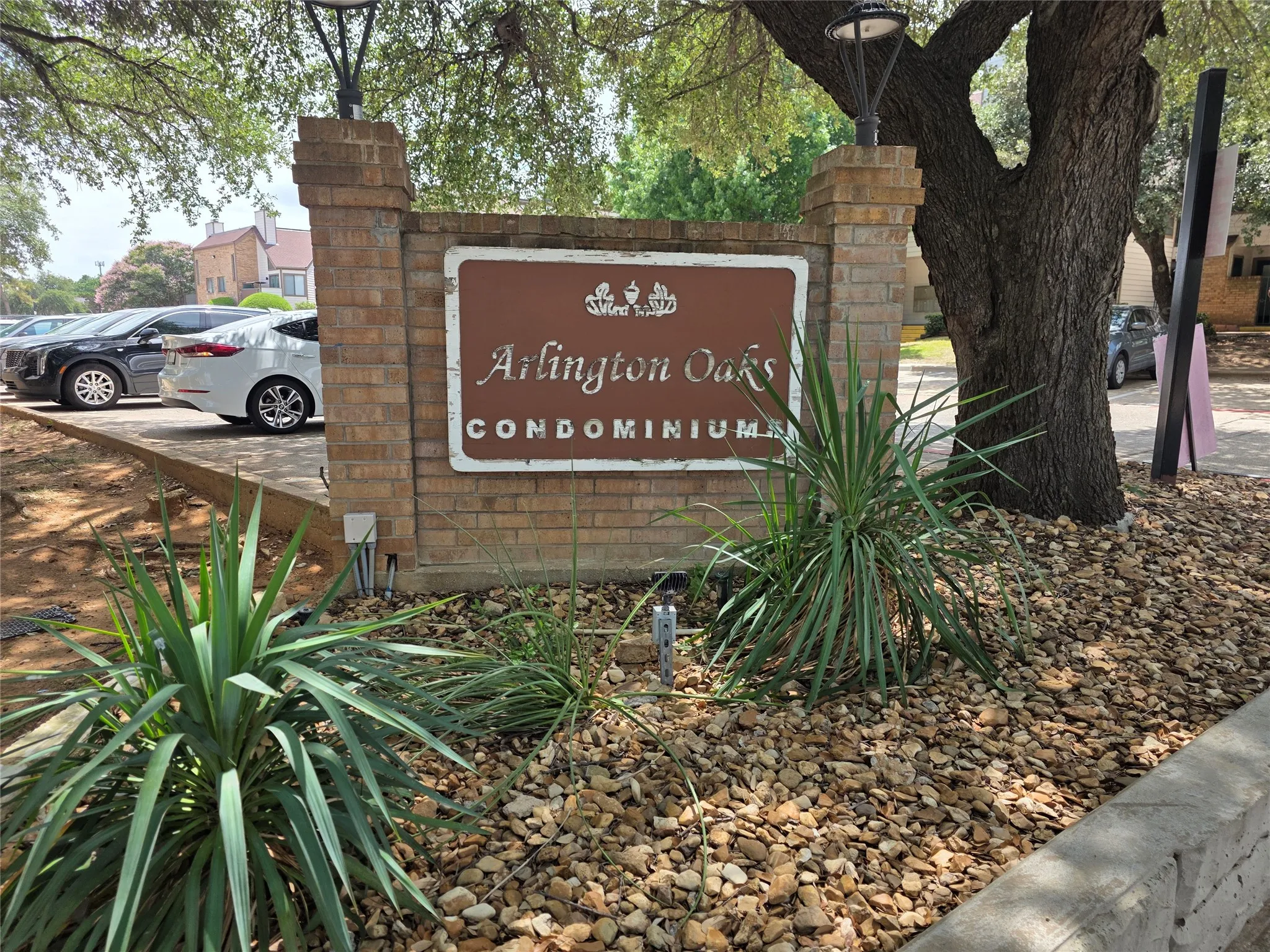 Condominium For Sale in Tarrant County , 2300 Balsam Drive G306, Arlington, Texas 76006, 1 Bedroom, 1 Bathroom, 1 Garage spaces, 486 Sqft, built in 1981, Price $105,000, mls#21340828, Real Estate Agent in Arlington, Homes For Sale in Tarrant county, Homes For Sale in Arlington, Realtor in Arlington Texas, Real Estate Brokerage Independent Realty Texas, Luminita Cordes Realtor