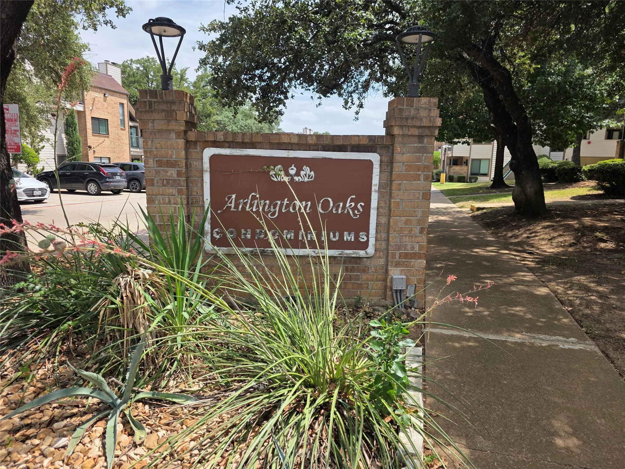 Condominium For Sale in Tarrant County , 2300 Balsam Drive G306, Arlington, Texas 76006, 1 Bedroom, 1 Bathroom, 1 Garage spaces, 486 Sqft, built in 1981, Price $105,000, mls#21340828, Real Estate Agent in Arlington, Homes For Sale in Tarrant county, Homes For Sale in Arlington, Realtor in Arlington Texas, Real Estate Brokerage Independent Realty Texas, Luminita Cordes Realtor